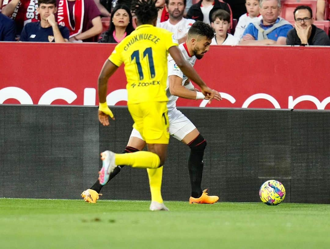 アレックス・ニコラオ・テレスさんのインスタグラム写真 - (アレックス・ニコラオ・テレスInstagram)「Seguimos evoluindo e trabalhando ❤️🤍 +3 @sevillafc 🤩🙌🏽」4月24日 16時16分 - alextelles13