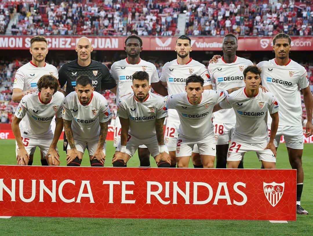 アレックス・ニコラオ・テレスのインスタグラム：「Seguimos evoluindo e trabalhando ❤️🤍 +3 @sevillafc 🤩🙌🏽」