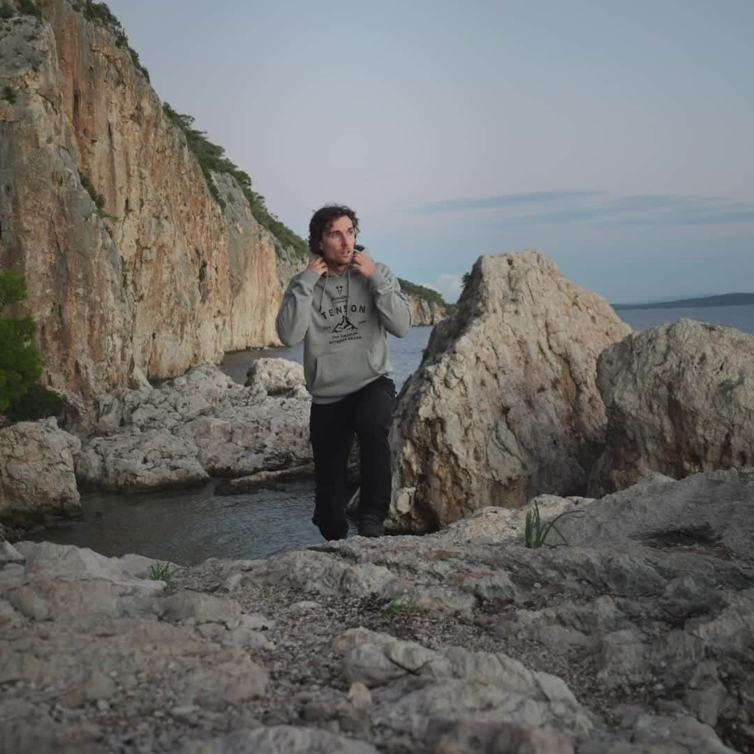 テンソンのインスタグラム：「Timeless thick and cozy - our carbon compensated heavy organic cotton and recycled polyester (320g) quality comes with a relaxed fit that really give these styles a rugged timeless look.⁠ ⁠ #tenson #theswedishoutdoorbrand #hvarisland #hvarislandcroatia #croatia #outdoors #carbonzero」