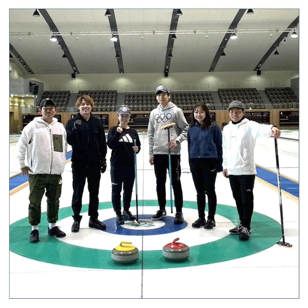 宇山賢のインスタグラム：「初カーリング体験🥌  日本カーリング界で活躍している 小泉聡選手 @cong.xiaoquan  荻原詠理選手 @er1_curl  にご指導頂きながら念願の体験！ 妻の仕事の関係から色んなご縁を頂いてます。  楽しいけどとても難しいです笑  まず冬季競技の経験が全く無いため 氷の上で片脚に体重を乗せるということが非常に難問でした。 そのためすぐに転びそうになる、と🫠 (カーリングの靴は片方だけ滑るようになってます🥾  戦術やテクニックなどを磨く段階に行くためには まず氷とお友達になることが必須ですね。 その上で頭脳戦を繰り広げている選手の技術は凄い！ 是非みなさん一度体験してみてください。  また定期的に練習したいです😊😊 ご一緒して頂いた皆様ありがとうございました！！  #カーリング #curling #体験 #軽井沢 #軽井沢アイスパーク #スポーツ #冬季競技 #交流 #フェンシング #esrelier」