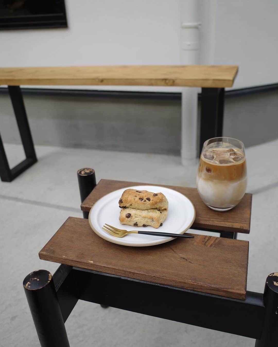 前田希美（まえのん）さんのインスタグラム写真 - (前田希美（まえのん）Instagram)「お仕事の合間に、 気になってたカフェに行ってきました︎☺︎ やっと行けて嬉しい…‪‪❤︎  中目黒駅の近くにある @alors_nakameguro さん☕️🍃  カフェラテとスコーンを頼みました。  大好きなスコーンは、 甘すぎずチョコチップがたっぷりで 美味しかったです❤︎  またぷらっと寄りたくなるカフェでした。  #のんカフェ巡り   #alorscafe #cafe #cafe巡り  #nakamegurocafe #中目黒カフェ  #のんの私服」4月24日 16時26分 - maeda_nozomi