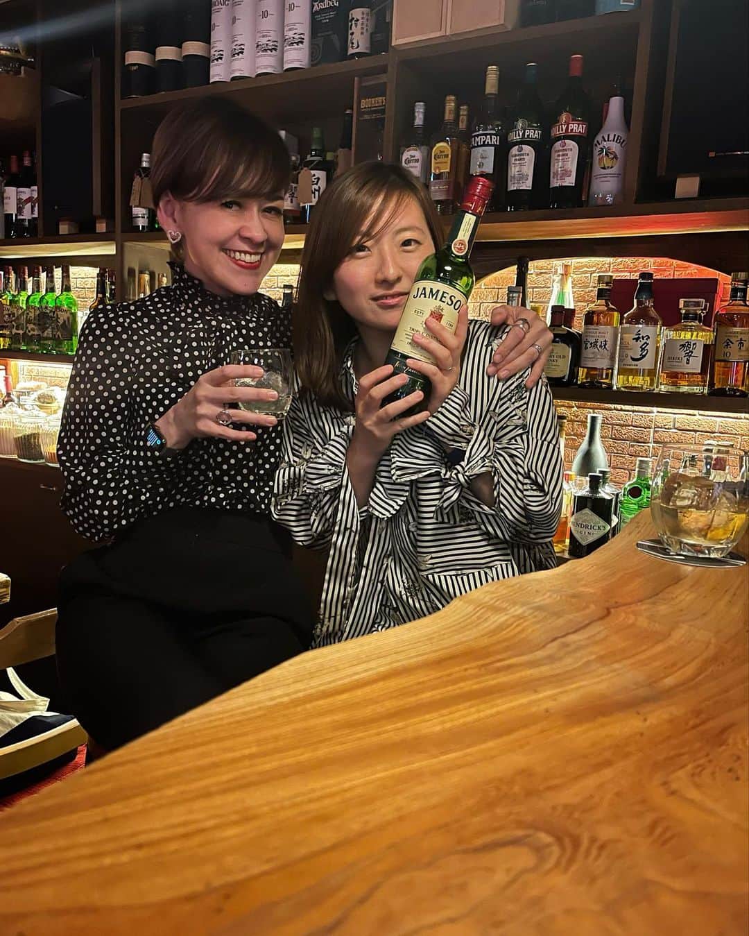 トムセン陽子さんのインスタグラム写真 - (トムセン陽子Instagram)「昨日はお仕事の後、宇海ちゃんとデート💖  宇海ちゃん行きつけのオシャレなバーでウイスキー片手に時間も忘れて語り合い、笑い合い、本当に素敵な時間だったなぁ。  キュートでロックでピュアで真っ直ぐな彼女に、ますます惚れ込んだ一夜でした。  一言で言うと「大好き」❣️🥰  @uumi815 ‪🫶💕❤️❤️」4月24日 16時27分 - yokothomsen