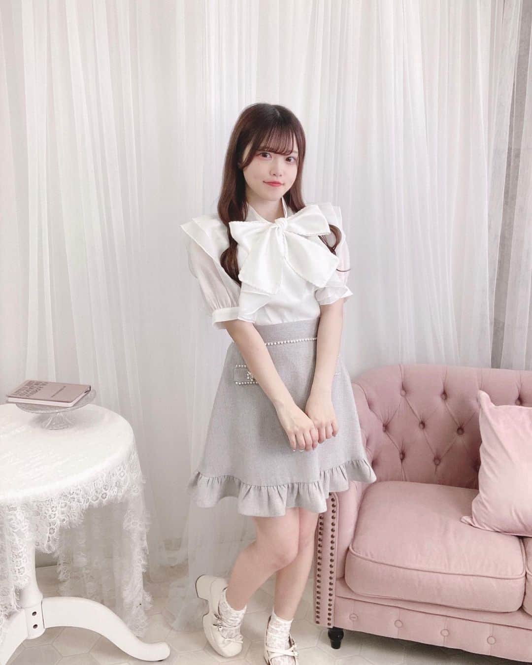 evelyn.coordinateのインスタグラム：「୨୧  𝐬𝐭𝐚𝐟𝐟 𝐜𝐨𝐨𝐫𝐝𝐢𝐧𝐚𝐭𝐞🧁𓌈˒˒  ♡ #フリルBS 　 price ¥6,900  ♡ #パールビジューSK 　 price ¥6,900  ポケットとウエスト部分のパールが ポイントの新作スカート🐈🎀  フリル付きで甘めですが上品な雰囲気な為 シンプルなブラウスと合わせるととても可愛いです💭  ブラウスは大きなリボンがポイント♡  どんなコーデでも合わせやすくなっております🥂✨  staff 152cm   #evelyn #エブリン #ガーリーコーデ #甘めスタイル #甘めコーデ #清楚コーデ #可愛い #girly #feminine #パステル #girl #evelynコーデ #フェミニンコーデ」