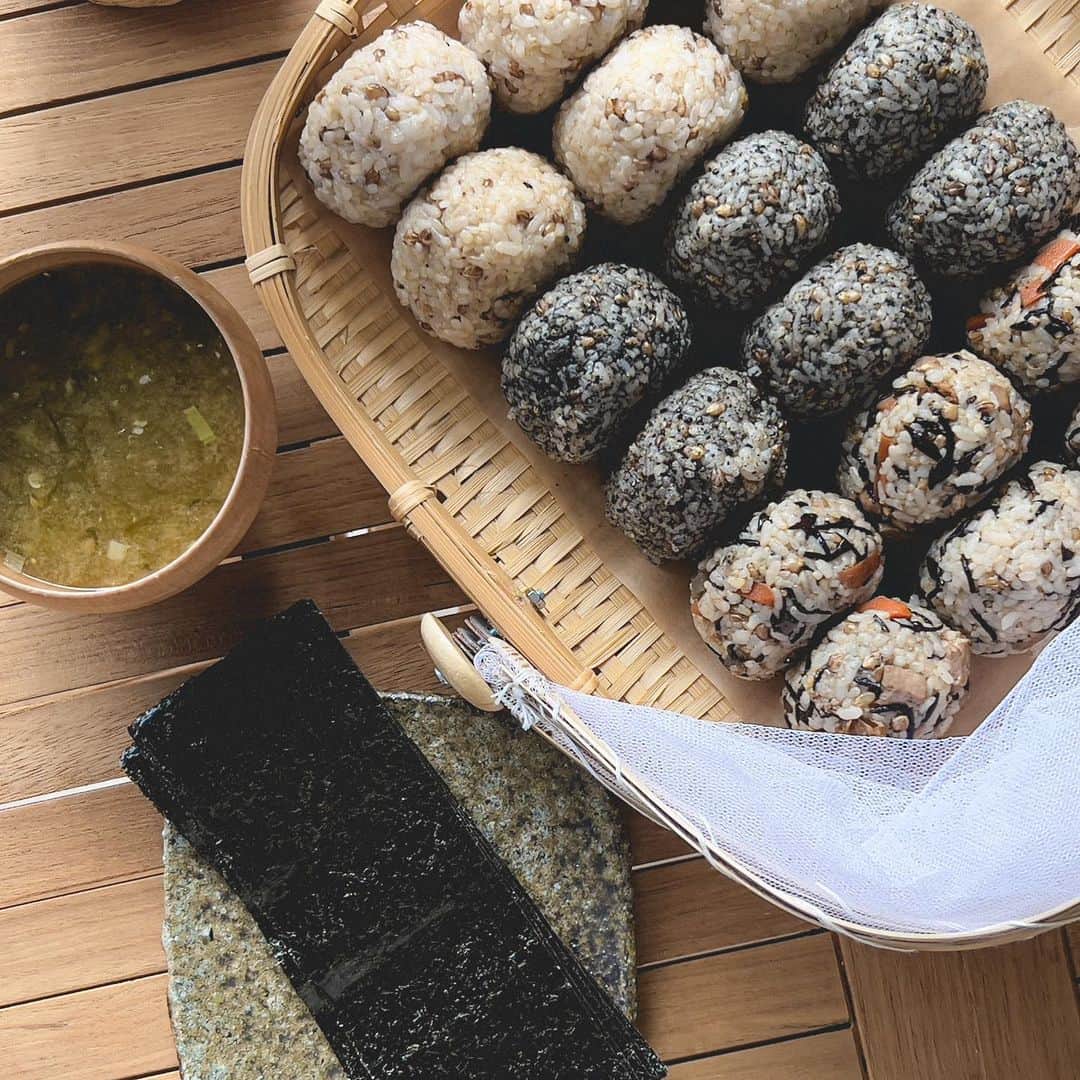 吉川ひなののインスタグラム：「Sunday morning we have おにぎりparty🍙」