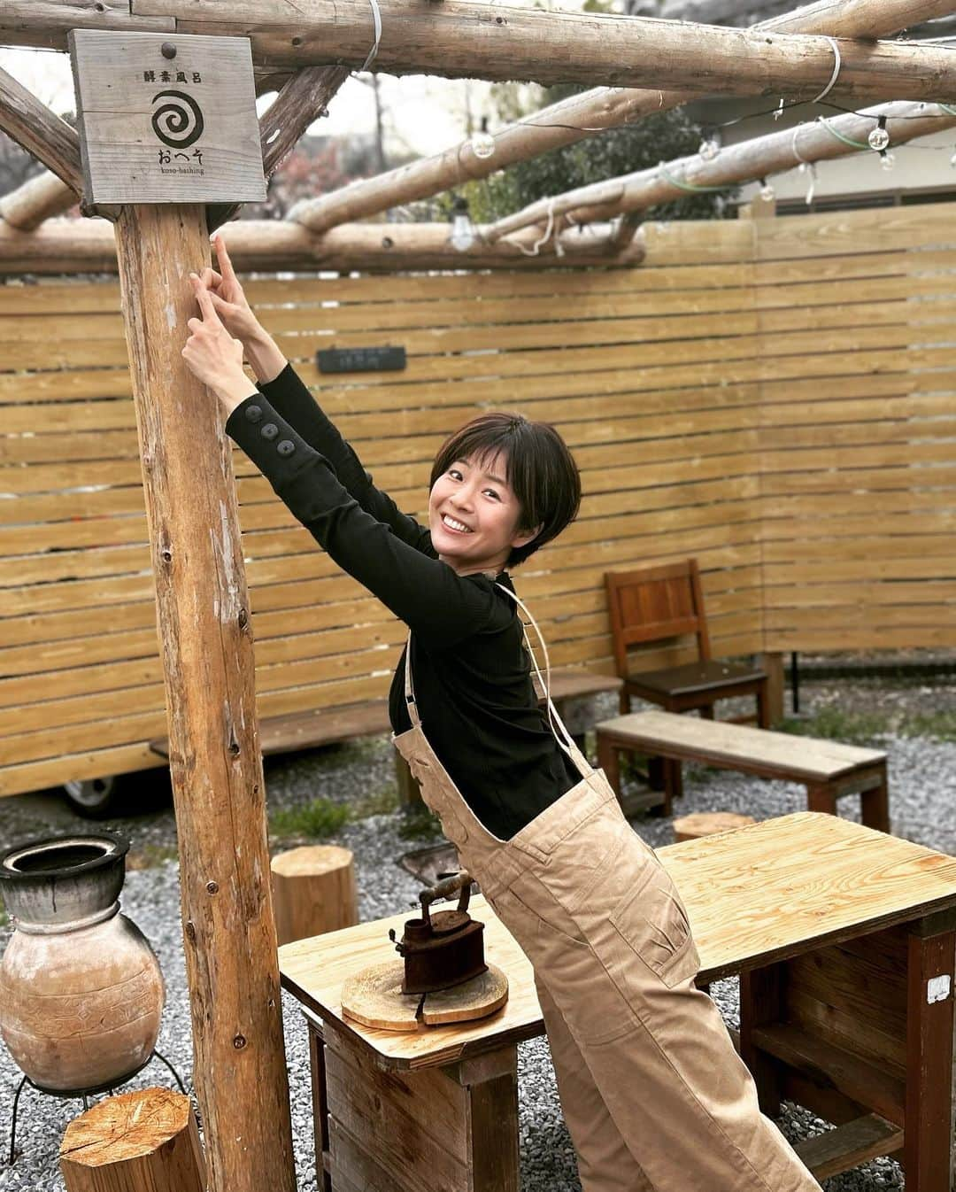 三上和歌香さんのインスタグラム写真 - (三上和歌香Instagram)「酵素風呂の温まり方は、温泉とも、サウナとも違う、酵素風呂でなければ得られない、身体の芯の芯、奥の奥からぐーーーっと温まる感じ。 ナスの漬物にでもなった気分です🍆🍆🍆  ほっかほかの酵素。 ガスや電気を使わずに、微生物の力だけでこの熱が出るとは驚きです😳😳😳 60℃以上の発酵熱とのこと🔥🔥🔥  むかーし入った時は、高温すぎたのか？息苦しく胸で息をするくらいゼーゼーしたのですが、こちらはとても入りやすかったです。  酵素浴後に飲んだ発酵甘酒が身体に優しく沁みわたりました。 甘すぎずほのかな酸味で、くいくい飲みやすい。  サービスで頂いた夏みかんが鬼酸っぱくて（言葉遣い）これまたデトックスしてくれそうな予感。 くせになり、しばらく夏みかんブームが続きました🍊🍊🍊  服が前投稿と同じなのは、 「ブックカフェ」から「酵素風呂おへそ」へハシゴしたからです。 車で約15分。女心満足ルートでした。  〜〜〜おへその酵素風呂〜〜〜  原料… ①発酵米糠→発酵力、保湿力 ②木曽ひのきのおがくず→殺菌、消臭  酵素が免疫バランスを整え、基礎代謝アップが期待できるそう。  入浴料 平日3200円　土日祝3500円  酵素風呂おへそ 神奈川県横須賀市衣笠町21-1 10:00〜19:00」4月24日 16時30分 - wakako_sekine_mikami