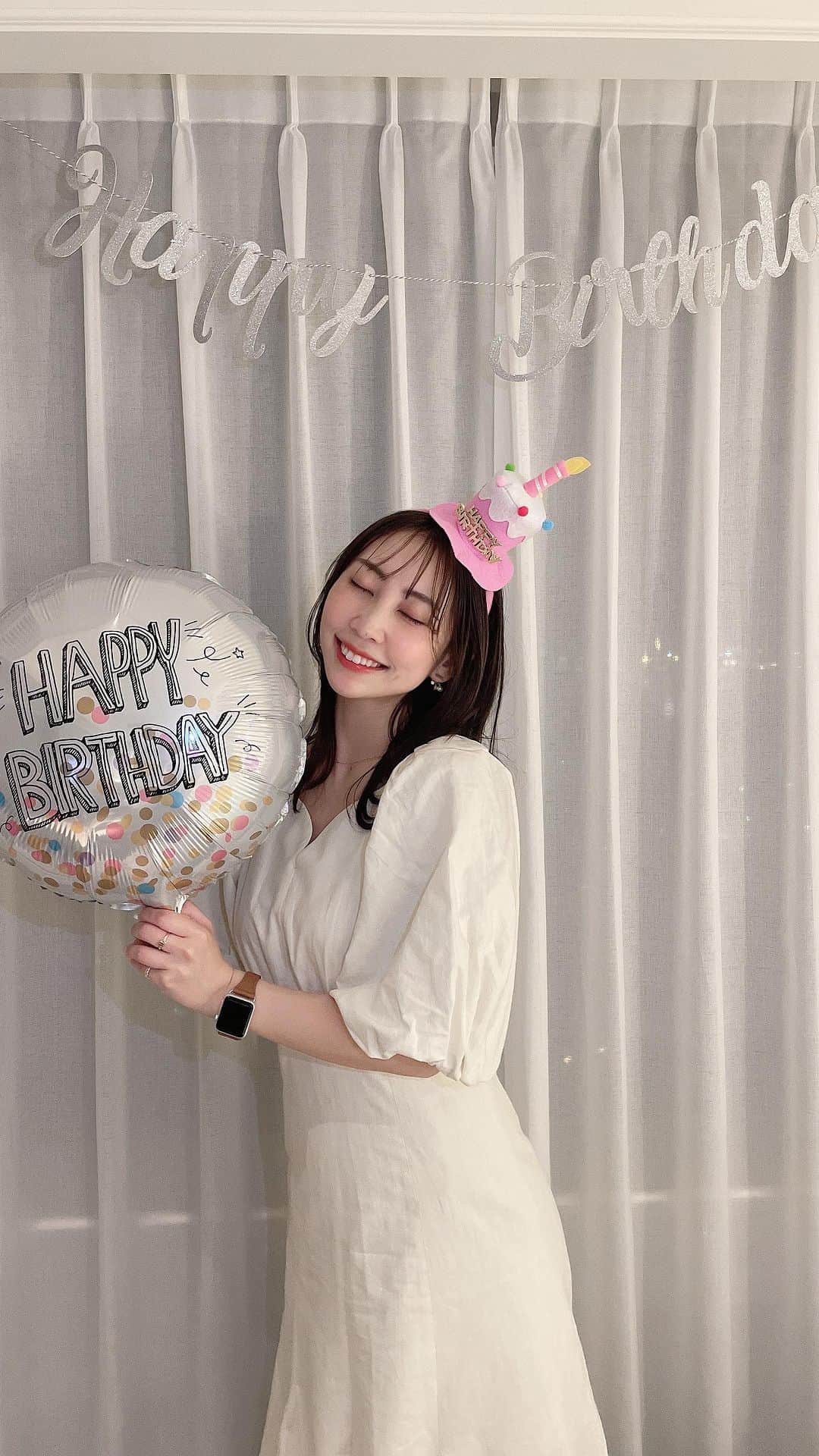 近野莉菜のインスタグラム：「4/23🤍 また歳を重ねることができました！  お祝いコメント、DM、お友達もみんなみんなありがとうございます🥹✨  沢山おめでとうって言ってもらえて幸せだなあ🥹💕  節目の年なので、やりたいことは全部実現させる気持ちで頑張ります☺️❤️‍🔥  今後とも宜しくお願いします🤍🤍🤍」