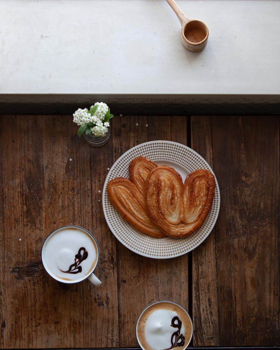 cafe_no_maのインスタグラム：「. English follows Japanese ドライフラワー  ドライフラワーの落ち着いた色合いは、インテリアに柔らかな雰囲気を与えてくれます。小さな花瓶に添えるだけで、ちょっと物足りない空間では差し色となり、部屋が優しい雰囲気になるので重宝しています。  Dried flowers  The subdued colors of dried flowers give a soft atmosphere to interiors. Just by adding them to a small vase, they are useful for creating a gentle atmosphere in a space that is a bit lacking in color.  #cafenoma #interiordesign #インテリア」