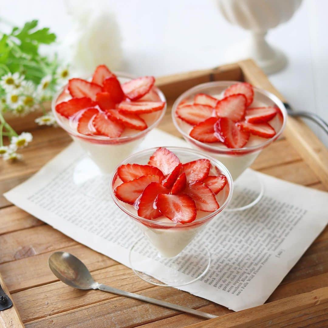 mikiのインスタグラム：「・ ・ homemade strawberry cheesecake🍓  苺がもうすぐ終わる気配🥺さびしいな。  いちごスイーツいろいろつくりたいな☺️  本格苺のレアチーズケーキレシピは　#koちゃんレシピ　🫶  ほんと美味しい♥️  今日は寒い一日。体調に気をつけましょう。  コメントおやすみします🔐」