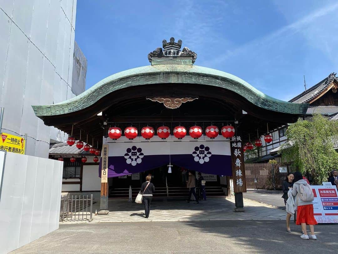 南果歩さんのインスタグラム写真 - (南果歩Instagram)「#kyotographie  #京都国際写真祭 朝から一人で写真祭を堪能していた所、そろそろ何か食べようかなと思っていたら、東京の友達からラインが入り、なんと祇園でランチしていると言う。 タイミングのいい人ってこうなんだよね😊 もちろんすぐに合流‼️友達と、そして友達の友達、男子2名と #京遊 でランチ🌈 楽しくおしゃべりしていると、都をどりの約束の時間の5分前‼️ 慌てていると、友達の友達が車で送ってくれると言う‼️ あれよと言う間にすごい車に乗せられて、歌舞練場に5分で到着🌈 無事ゆきりん❤️と合流できました😊 始まる前にお薄とお菓子を頂きひと息。 おかげで可愛らしい舞妓さん、艶やかな芸妓さんの踊りを堪能できました❤️❤️❤️ パァッと心が明るくなる舞台です。 外国の方々にも是非とも観て頂きたい‼️‼️‼️  #京都 #都おどり  #祇園甲部歌舞練場  #南果歩アート散歩 #kahominami  #japaneseactor」4月24日 16時39分 - kaho_minami