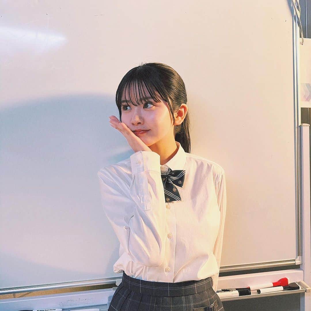 高梨優佳のインスタグラム：「映画ラスト17デー クランクアップしました ！❤️‍🔥  はあ ーー！すごい！達成感！  毎日学びの連続で 楽しくて幸せで、本当にあっという間！🎧💙  細谷くるみ としてこの作品に 携われた事、本当に嬉しく思います。 くるみは私になんとなく似ていて あ～私にもこんな事あったなあ。と  くるみというキャラクターでありつつも 自分とくるみが合わさる瞬間がいくつもありました。演技って本当に楽しいです。。  とにかくまだ余韻に浸っています。🥲💭  皆様がくるみに会えるのはもう少し先のお話ですが、公開までお楽しみに 🤍🧡   #ラスト17デー」