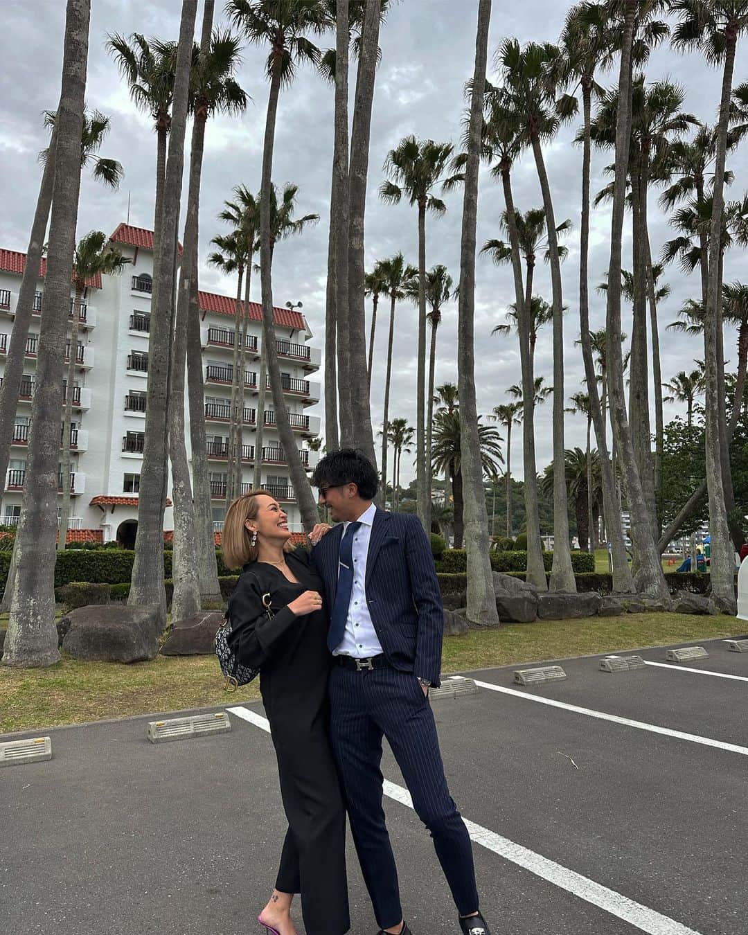 Mのインスタグラム：「夫婦で初参列した結婚式💒  #お呼ばれコーデ#結婚式お呼ばれコーデ#結婚式お呼ばれ#マタニティコーデ#妊婦コーデ#妊娠6ヶ月#男の子ママ#女の子ママ予定#マタニティ記録#結婚式お呼ばれスタイル#結婚式参列コーデ#夫婦で参列#逗子マリーナ#夫婦お呼ばれコーデ#夫婦お呼ばれ」