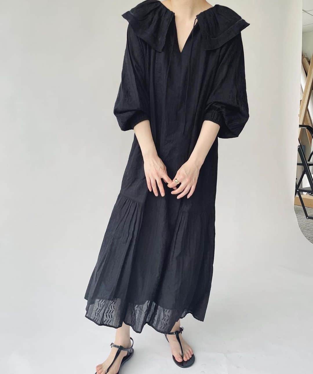 エディットフォールルさんのインスタグラム写真 - (エディットフォールルInstagram)「.  NE QUITTEZ PAS BLACK dress  4.27 11:00から追加販売決定しました 👗🖤 ♡ ♡  cotton dress  col:black ¥22,000+tax  .」4月24日 16時54分 - editforlulu_official