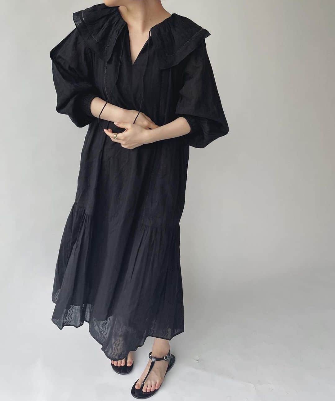 エディットフォールルさんのインスタグラム写真 - (エディットフォールルInstagram)「.  NE QUITTEZ PAS BLACK dress  4.27 11:00から追加販売決定しました 👗🖤 ♡ ♡  cotton dress  col:black ¥22,000+tax  .」4月24日 16時54分 - editforlulu_official