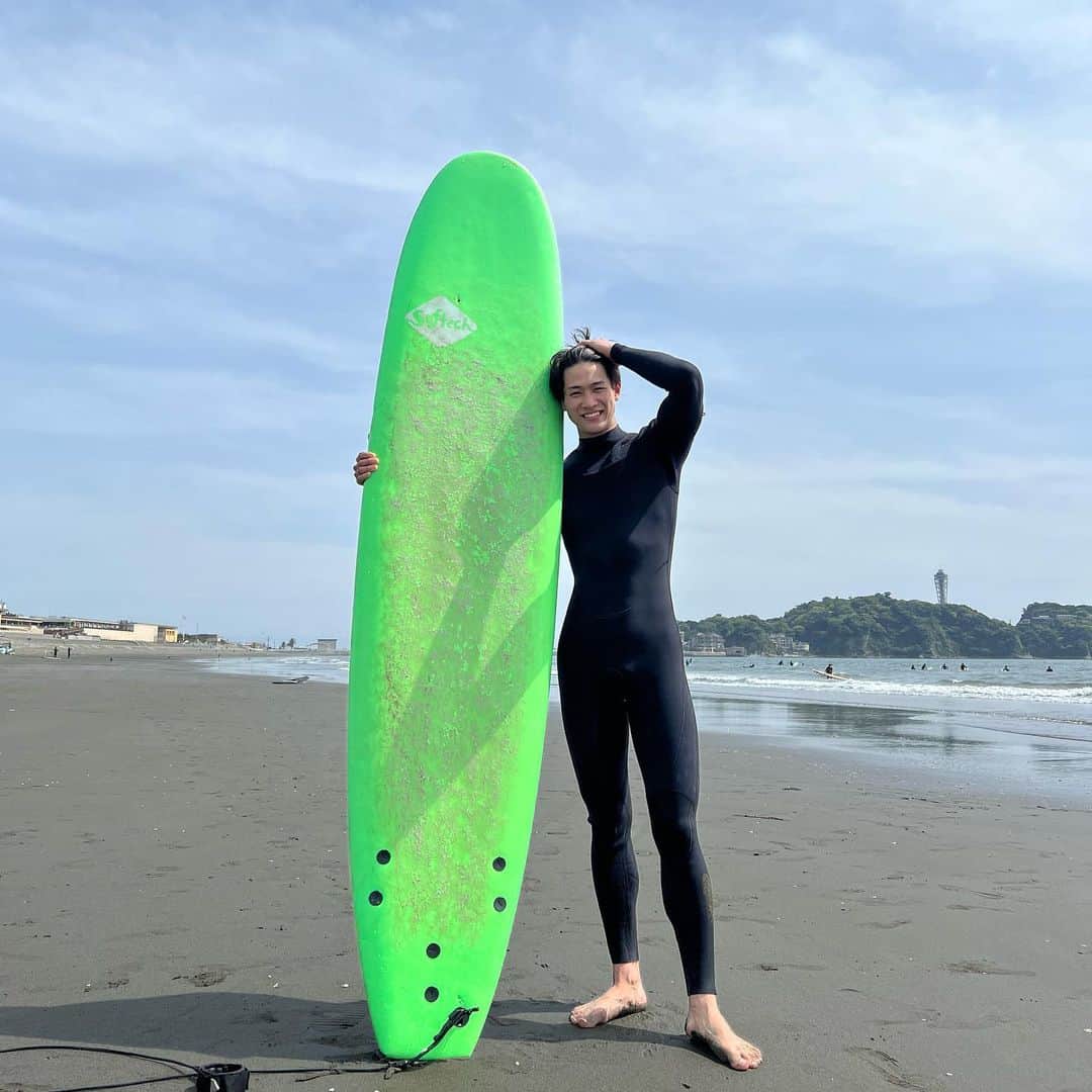 中道理央也さんのインスタグラム写真 - (中道理央也Instagram)「人生初サーフィン🏄‍♂️  手取り足取り教わりながら何とか波に乗ることができました🤣 章太さんにありがとうございます！！香港から帰ってきたらまたサーフィン教えて下さい🙇‍♂️  リールに乗ってる風景載せるからお楽しみに🤫  #サーフィン #ビーチ #海 #beach #sea #surfing」4月24日 16時56分 - lion_nakamichi