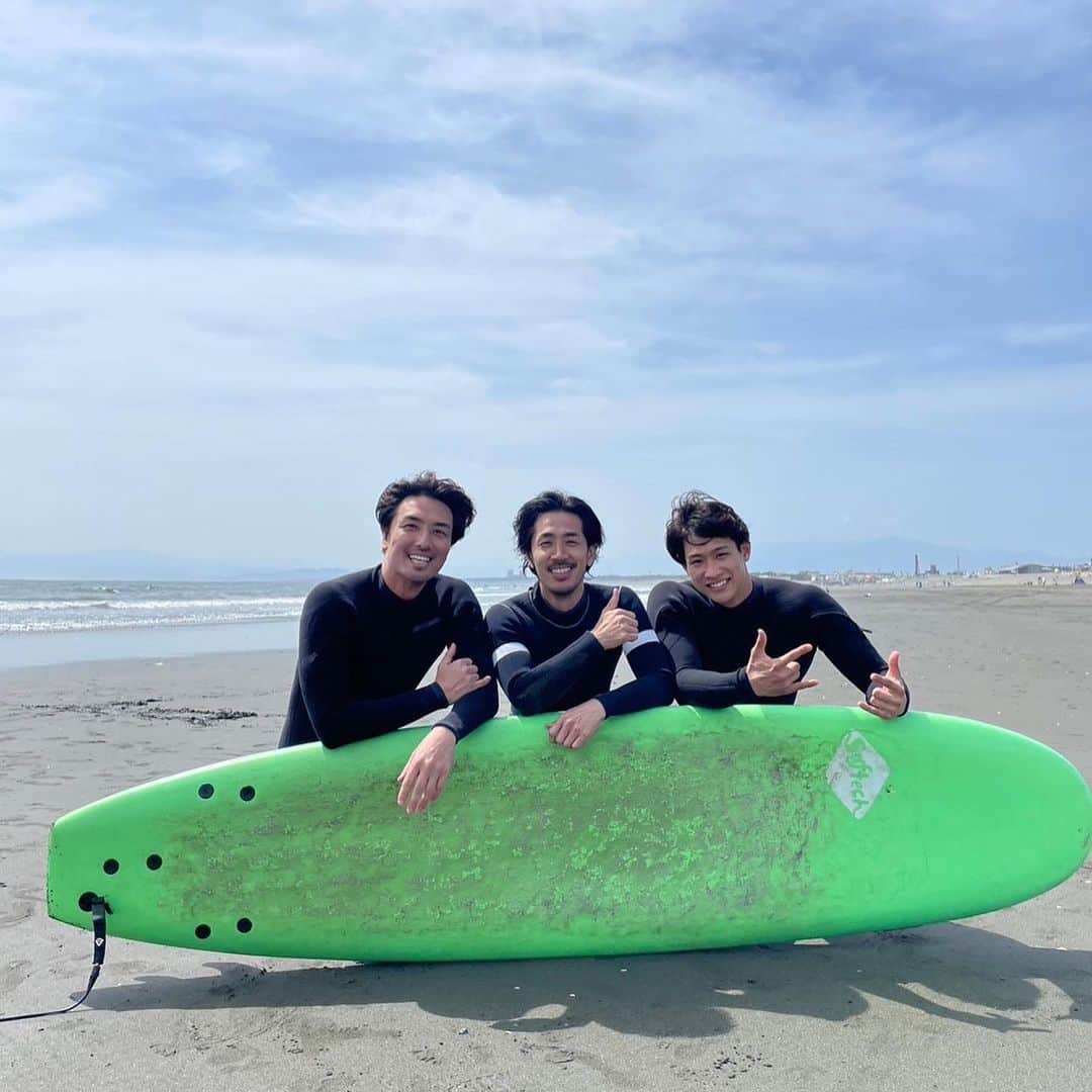 中道理央也さんのインスタグラム写真 - (中道理央也Instagram)「人生初サーフィン🏄‍♂️  手取り足取り教わりながら何とか波に乗ることができました🤣 章太さんにありがとうございます！！香港から帰ってきたらまたサーフィン教えて下さい🙇‍♂️  リールに乗ってる風景載せるからお楽しみに🤫  #サーフィン #ビーチ #海 #beach #sea #surfing」4月24日 16時56分 - lion_nakamichi