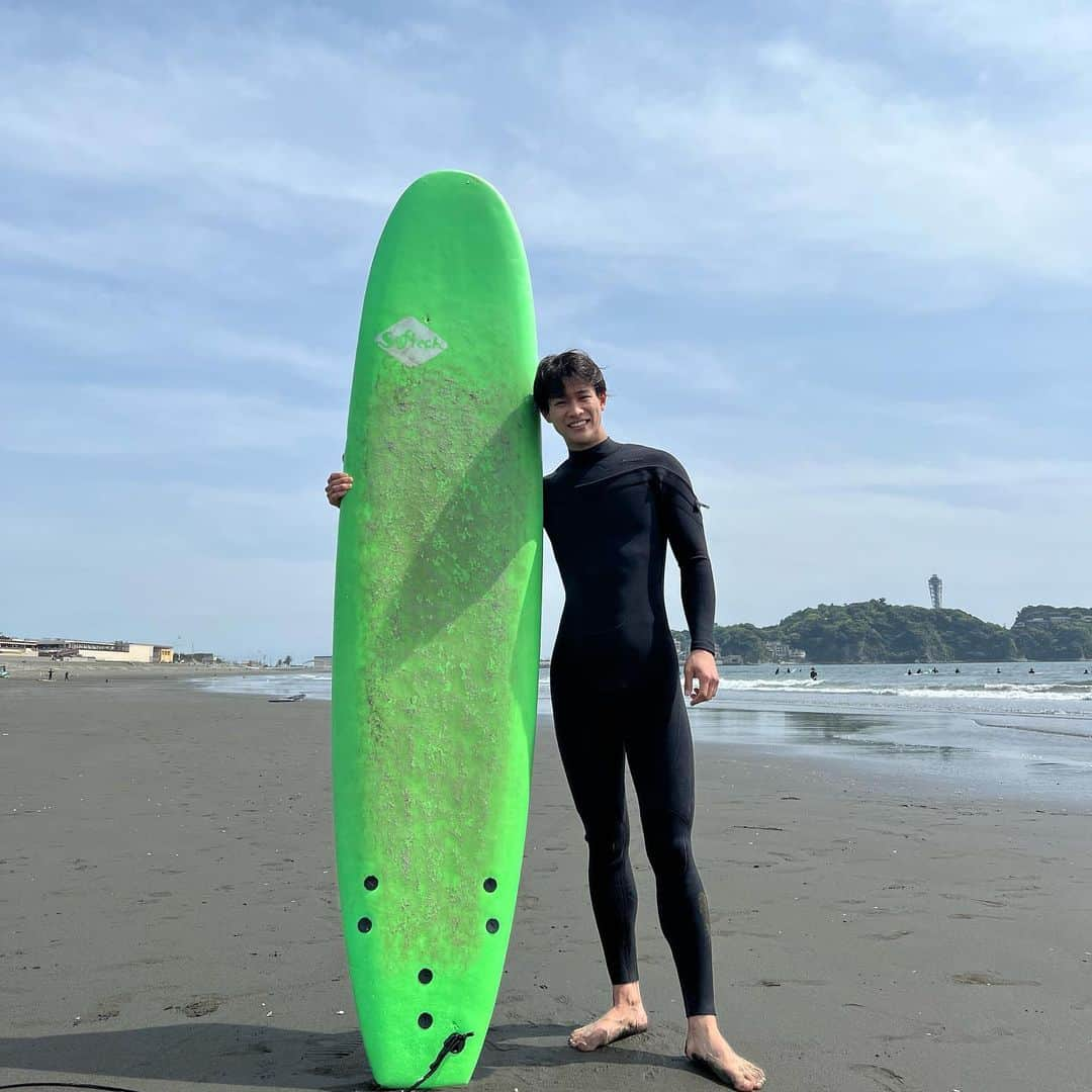 中道理央也のインスタグラム：「人生初サーフィン🏄‍♂️  手取り足取り教わりながら何とか波に乗ることができました🤣 章太さんにありがとうございます！！香港から帰ってきたらまたサーフィン教えて下さい🙇‍♂️  リールに乗ってる風景載せるからお楽しみに🤫  #サーフィン #ビーチ #海 #beach #sea #surfing」