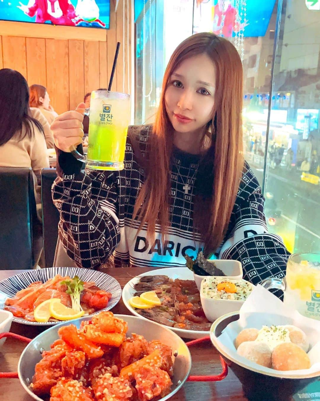 橘楓のインスタグラム：「. チャーン🍻(乾杯) ビョルジャン🇰🇷韓国料理❤️🔥  ここのカンジャンセウ🦐 カンジャンケジャン🦀 カンジャンサーモン🐟 美味しすぎてΣ(๑ °꒳° ๑) ﾋﾞｸｯᵎᵎ  だいすき(ᐡ ̳>𖥦< ̳ᐡ)♡ｷｭﾝｷｭﾝ🫰🏻 マイブーム太陽浴びること‪🔆‬お出かけ🩵🩷  .  . . . #gurme #korean #韓国料理 #ビョルジャン #カンジャンセウ #カンジャンケジャン #ヤンニョムチキン #韓国グルメ #乾杯 #🍻 #新大久保 #インスタ映え #グルメ #グルメ女子 #美味しすぎた #お出かけ #しあわせ #❤️」