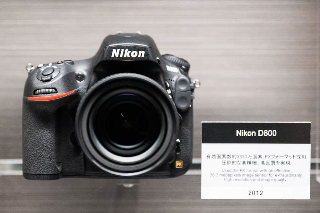 加賀翔（かが屋）さんのインスタグラム写真 - (加賀翔（かが屋）Instagram)「Nikonミュージアムに行った時の写真。ほとんど全てのNikonカメラが展示されていて興奮。僕が知っているのは2010年代のカメラからなので昔のカメラが逆に新鮮でした。ずらっと並んでいる中にD800を見つけるとうちの子だ！という気持ちになって嬉しい。 #Nikon」4月24日 17時07分 - kagaya_kaga
