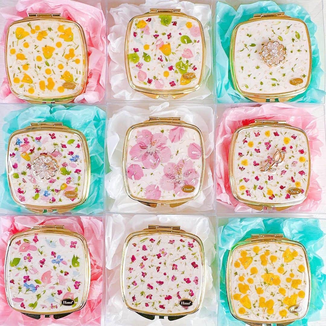 Hana+(はなぷらす)❁ちはな❁北九州のインスタグラム：「お花たっぷりコンパクトミラー ✿*. ⁡ ⁡ 博多阪急のpopupでは 小物系をいつもより多めに持っていったのですが ほぼスカスカで😭❤️ ⁡ ⁡ たくさんお迎え頂けて とっても嬉しいです😭❤️ ⁡ ⁡ ついに博多阪急popupも 明日の18時で終了です🥲 ⁡ 最終日も 是非是非よろしくお願い致します♡ ⁡ ⁡ 私は店頭予定日ではないですが ラスト1時間くらいは店頭におります( ๑⃙⃘ˊᵕˋ๑⃙⃘ ) ⁡ ⁡ SHOP 🛒は  ￣￣￣￣￣￣￣ @hanaplus_flower のURLよりご覧下さい♡ ￣￣￣￣￣￣￣￣￣￣￣￣￣￣￣￣￣￣￣￣ ⁡ お問い合わせはお気軽にDMやLINE下さいね♡*. 公式LINE☞︎＠hanaplus ⁡ ⁡ 𖧷----------POP UP ----------𖧷 4/19(Wed)-25(Tue)博多阪急3F ※最終日は18時まで 𖧷-----------------------------𖧷 ⁡ ⁡ ⁡ #コンパクトミラー #誕生日プレゼント #母の日ギフト #母の日 #ポーチの中身 #押し花小物 #花柄 #お花が好き」