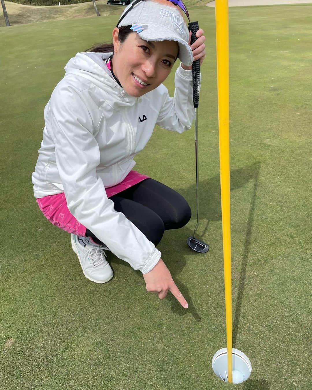 佐藤のぞみのインスタグラム：「ついについに✨ 人生初のホールインワンをしました🙌⛳️ 利府の15番ホールで✌️  こんだけゴルフやっててやっとやっとやーっとです！！😂遅 セカンドはよく入るのにショートホールはピンに当たったりはじかれたり…😭 もう生きてるうちに1回でも入ればいいやという人生の目標の１つにまでなってました🤣✨  みんながよくやってる動画もやっと撮れた😆 3バウンドくらいでキレイに入ってくのも見れました😁  あー、やっと入ってなんだかスッキリ🎶  ラウンドレッスン受けてくださいました皆さまありがとうございました〜☺️🙏  #やっと #ホールインワン #ホールインワンし慣れてないからパター持ってっちゃうあたり… #ゴルフ#golf#golflife #ラウンド#ラウンドレッスン#宮城ゴルフ#仙台ゴルフ #プロゴルファー#ゴルフ女子#ママゴルファー#ゴルフレッスン#⛳️#🏌️‍♀️」