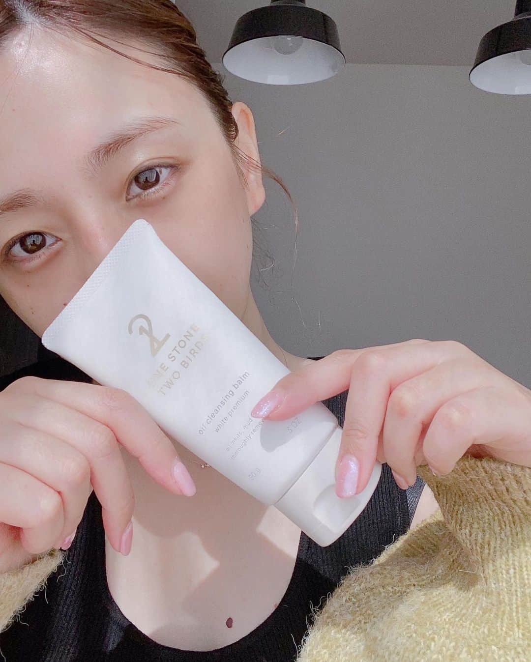 のインスタグラム：「. ONE STONE TWO BIRDS オイルクレンジングバーム ホワイトプレミアム🤍🫧 @onestone_twobirds.official … 【３つのポイント】 ✔毛穴フォーカスオイル*1がメイクと共に毛穴汚れを柔らかくほぐし火山クレイ*2が吸着。黒ずみになる前の皮脂までクリアに黒ずみ*3を予防💎 ✔水溶性美容成分と、美容成分の浸透を助けるブースターオイルを同時に配合することで、浸透*4をサポート。 ビタミンC誘導体*5が潤いを与え、ナイアシンアミド*6がハリのある肌へ導いてくれる💎 ✔シアバター*7・アルガンオイル*8 ・国産椿油*9 が、クレンジング後の肌をしっとり仕上げてくれる💎 … クレンジングしながらスキンケアできちゃう優れもの🤍ウォータープルーフ対応なので、メイクもきちんと落ち、すっきりしっとりとした洗い上がりでした✨ 精油ブレンドの香り(ラベンダー、ローズマリー、イランイラン、ベルガモット)もクレンジングタイムを安らぎの時間にしてくれます💐 今の黒ずみ*3・未来の黒ずみ*10共にケアし、内側から弾むようなつややかでワントーン明るい肌*11へ🥰🤍💎 . #ONESTONE_TWOBIRDS#ワンスト#クレンジングバーム  *1 シクロヘキサン-1,4-ジカルボン酸ビスエトキシジグリコール（保湿成分） *2 火山土（汚れの吸着） *3 汚れや古い角質による *4 角質層まで *5 アスコルビルグルコシド（保湿成分） *6 保湿成分 *7 シア脂（保湿成分 *8 アルガニアスピノサ核油（保湿成分） *9 ツバキ種子油（保湿成分） *10 黒ずみのもとになる汚れ *11 洗浄及び潤いを与えキメを整えることによる」