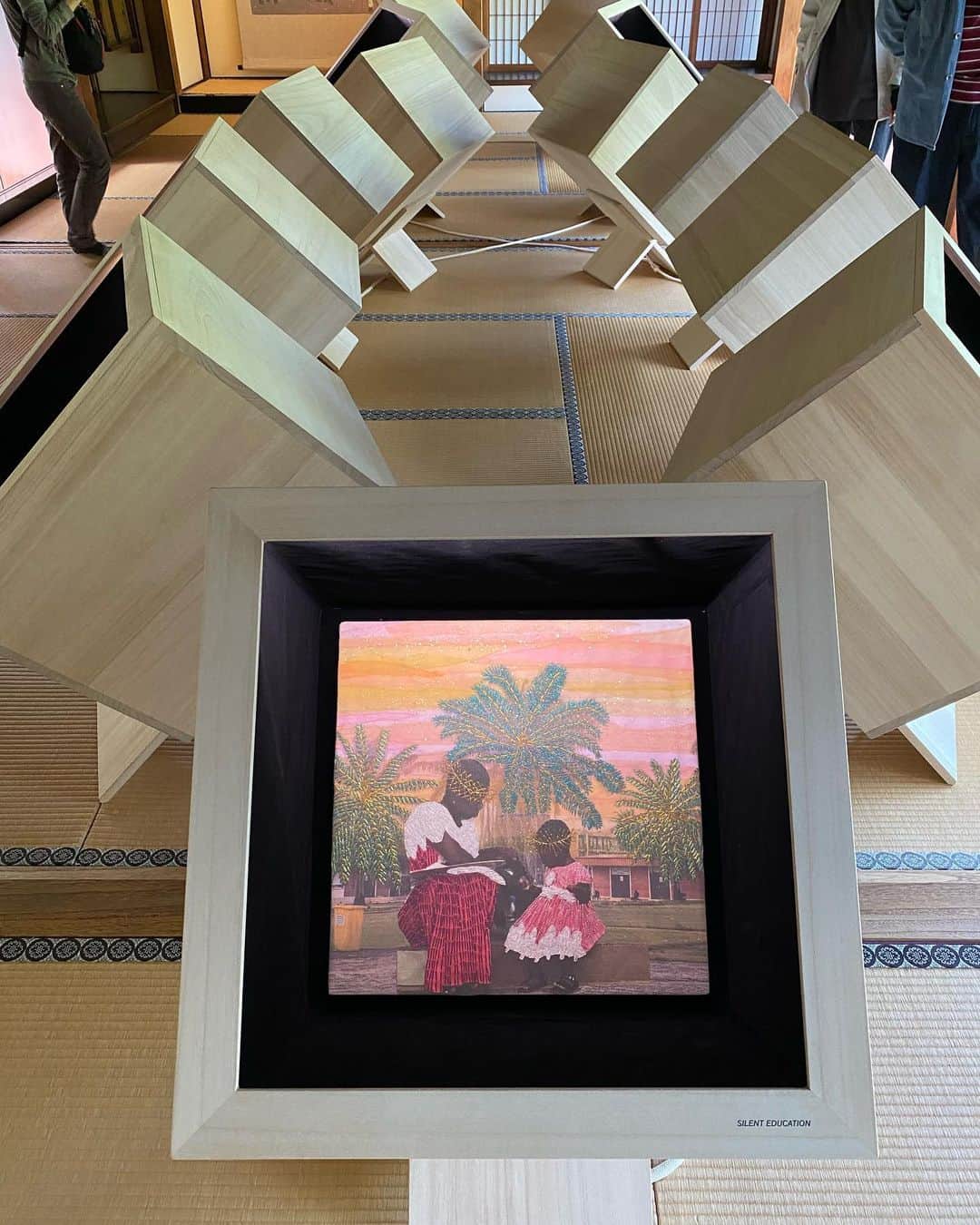 南果歩さんのインスタグラム写真 - (南果歩Instagram)「#kyotographie #京都国際写真祭 #両足院 #ジョアナシュマリ #joanachumali 都をどりを見た後に、ゆきりんと別れて最後に見た展覧‼️素晴らしい‼️‼️‼️ プリントに刺繍を施した作品。 あさみちゃんの手法に似ていますね。 @asami_kiyokawa  現実とファンタジーに間に置かれたようで、想像力を掻き立てます。 心が温かくなる。 今回のアート散歩、本当に京都の街を一人で歩いて回り、素晴らしい体験でした😊 時間が限られていたので、友人のアーティスト、 #河原シンスケ くんにオススメを聞いて巡りました。 @shinsuke_kawahara  シンスケくんありがとう😊😊😊 次回はもっと時間を作って、本当に行き当たりばったりに歩いてみたいな🌈  #京都 #南果歩アート散歩 #kahominami #japaneseactor」4月24日 17時04分 - kaho_minami