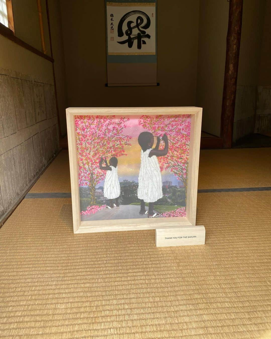 南果歩さんのインスタグラム写真 - (南果歩Instagram)「#kyotographie #京都国際写真祭 #両足院 #ジョアナシュマリ #joanachumali 都をどりを見た後に、ゆきりんと別れて最後に見た展覧‼️素晴らしい‼️‼️‼️ プリントに刺繍を施した作品。 あさみちゃんの手法に似ていますね。 @asami_kiyokawa  現実とファンタジーに間に置かれたようで、想像力を掻き立てます。 心が温かくなる。 今回のアート散歩、本当に京都の街を一人で歩いて回り、素晴らしい体験でした😊 時間が限られていたので、友人のアーティスト、 #河原シンスケ くんにオススメを聞いて巡りました。 @shinsuke_kawahara  シンスケくんありがとう😊😊😊 次回はもっと時間を作って、本当に行き当たりばったりに歩いてみたいな🌈  #京都 #南果歩アート散歩 #kahominami #japaneseactor」4月24日 17時04分 - kaho_minami