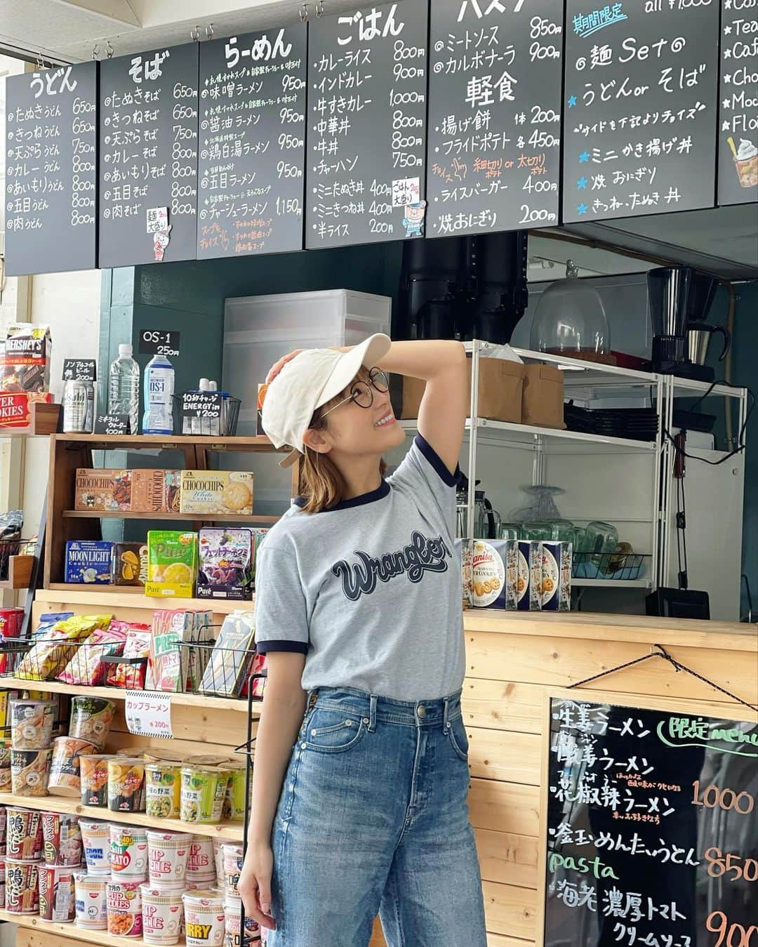 鈴木奈々のインスタグラム：「キャップにＴシャツにデニム👖 このコーデが一番好き😊私服です✨ キャップ→ @yanuk_official  Ｔシャツ→ @wrangler  デニム→ @yanuk_official」