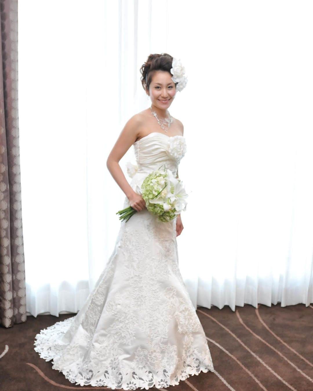 森上亜希子のインスタグラム：「今日は12回目の結婚記念日♡  どんな時もいつも味方でいてくれる人。 どんな時も家族を支えてくれる人。 どんな時も穏やかな人。　 どんなに私がギャーギャー言っていても、「うんうん、へ〜」と言ってくれる人。  サプライズとかは全然ないし、アメリカの大学院に行ってたとは思えないほど愛情表現はザ昭和の日本男子という感じですが、でも、仕事でどんなに忙しくても、しんどくても、嫌な事があっても家には持ち込まず、どんな時も穏やかで私のしょうもない話しも笑って聞いてくれます。  去年の投稿からもまだ喧嘩はなく丸12年一度も喧嘩する事なくこれているのは、全て主人の忍耐のお陰です😅  12年間「愛の一方通行」はこれからも変わりそうにないですが、私は愛情表現たっぷりでいきたいと思います。笑  これからも宜しくね！  懐かしのウェディングドレスは2次会仕様でトレーンとティアラを外して。  最高に楽しくて幸せだった結婚式もう一度したいな😝  #結婚記念日 #13年目突入 #結婚式 #幸せ #感謝 #いつもありがとう #tennis #tennisplayer #wedding #weddingdress  #aniversary」