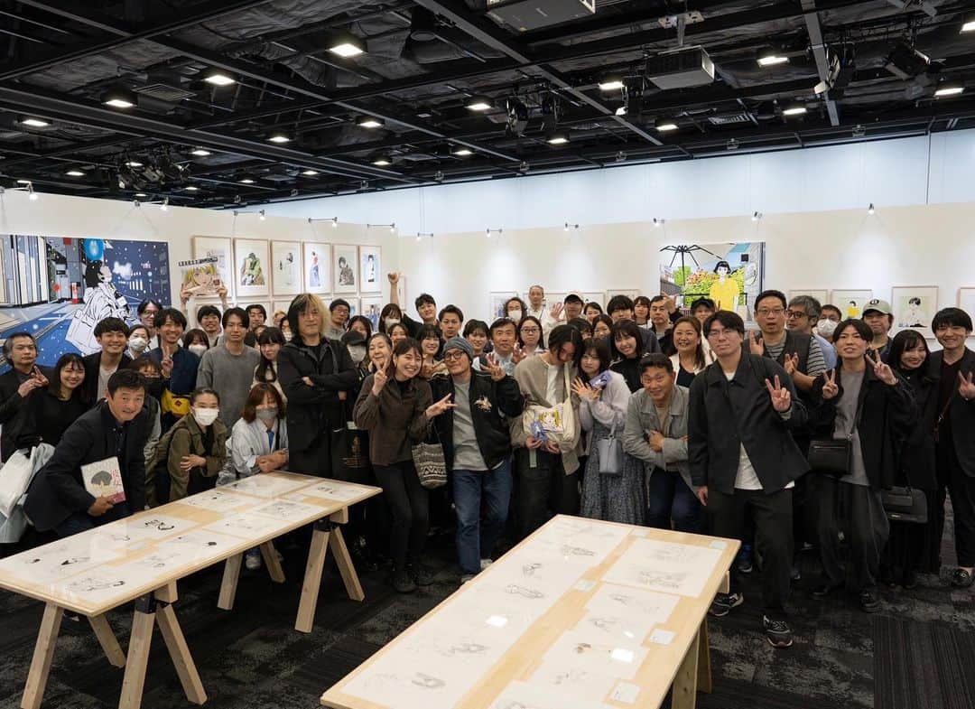 江口寿史のインスタグラム：「東京ミッドタウン日比谷『東京彼女』。４月23日に無事千秋楽を迎えることが出来ました。入場者数は短い会期にもかかわらず２万人超え。来てくれた皆さん本当にありがとう。みんなの良い思い出になったら嬉しいな。最終日閉館時間まで残ってた人たちと記念写真。バイバイまたどこかで！」