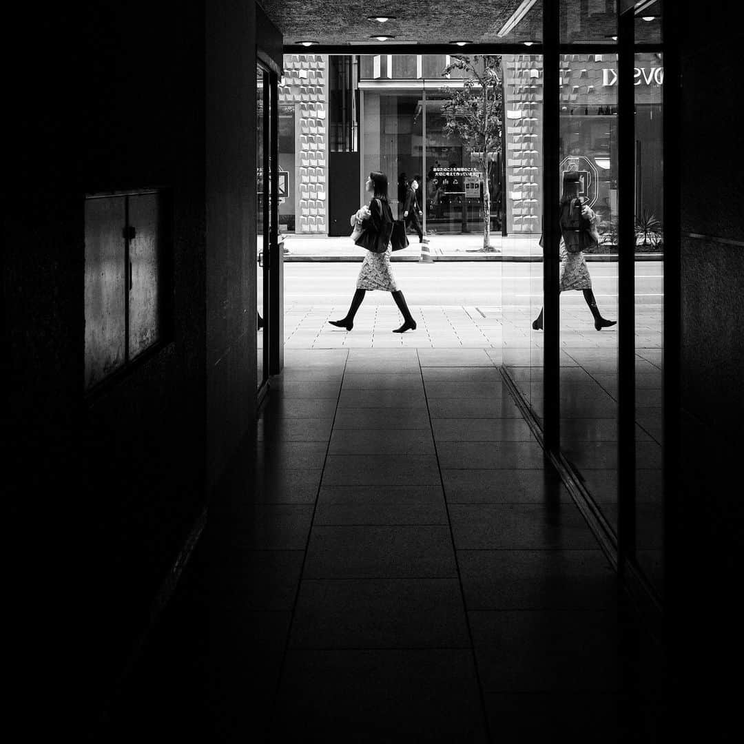 naotakeのインスタグラム：「#通りすがり - #passerby / GR IIIx & Lightroom, 20230425 . . 2006年の犬神家の一族では、犬神松子と佐清の親子を、本当の親子が演じていたことを知る。 . . #spicollective #streetphotographyinternational #royalsnappingartists #infamous_family #rsa_main #infinity_photo_cult #jp_gallery_member #jp_gallery_bnw #team_jp_モノクロ #ig_nihon #streetphotographybnw #igersjp #ig_streetclub #bnw_greatshots #bnw_artstyle #bnwsouls #wp_bnw #bnw_igers_ #pr0ject_bnw #igers_bnw #bnw_splendid #storyofthestreet #japancityblues #shadowspoetry #grsnaps #gr_meet_japan  #shootgr #写真好きな人とつながりたい」