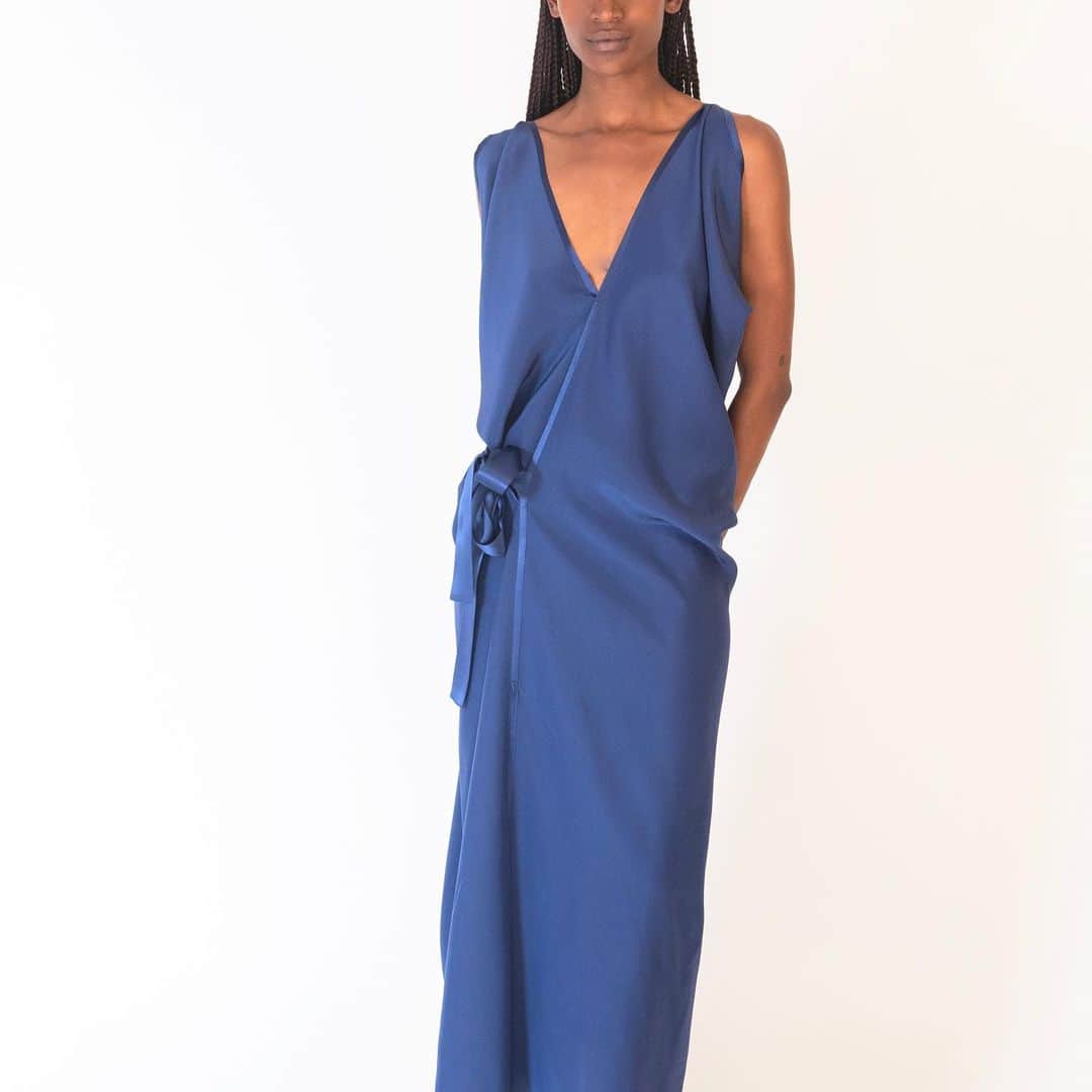 ジャンポールノットさんのインスタグラム写真 - (ジャンポールノットInstagram)「KNOTT FOR YOU ?   JEANPAULKNOTT presents  Spring summer 2023   Anisha wears a blue silk back satin dress available at KNOTTHOUSE   #belgiumdesign #madeinbrussels #madetoorder #madetomessure #belgiumfashion #knottforyou #knottshop #knotthouse #springsummer2023」4月24日 17時13分 - jeanpaulknott