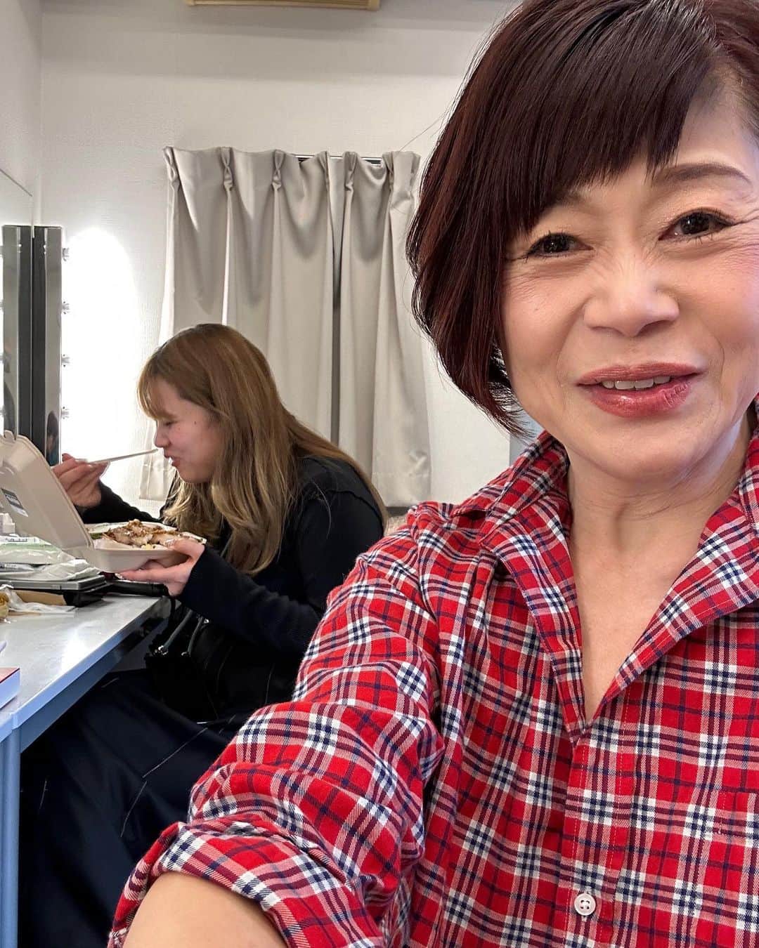神野美伽さんのインスタグラム写真 - (神野美伽Instagram)「4月24日  みなさん こんにちは  今日は 早起きして 都内のスタジオで 新曲のプロモーションビデオを撮っています  お昼ご飯も パパッと食べて 今日は　夜まで長い一日です  ヘアメイクのエリコさん お弁当食べるの嬉しそうで 笑っちゃいました（笑）  #新曲　#ミュージックビデオ　#着物　#kimono」4月24日 17時13分 - mika_shinno_japan