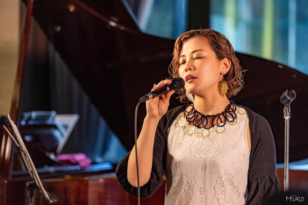 佐野碧のインスタグラム：「次のライブのお知らせ！  セルコホーム様のCM曲として話題の新曲「まっすぐな瞳」 の発売を記念し、お祝いも兼ねたディナー付きでの人数限定LIVEを開催！！  【日程】 2023年6月16日(金) 開場：18:00 ～ ディナースタート：18:30 ～ LIVE(演奏時間)：19:30 ～ 21:00  【会場】 TFU Cafeteria Olive (仙台市宮城野区榴岡2-5-26 東北福祉大学仙台駅東口キャンパス1F)  【料金】 6,000円(ディナー付き) ※別途当日会場にてドリンク代  【出演】 vocal:佐野碧 ／ piano：稲垣達也  photo by @hiko.hosi   #ディナーライブ　#aoisano #佐野碧　#celebration  #dinner #acoustic  #piano #vocal #singer #daikanyama #アコースティックライブ」