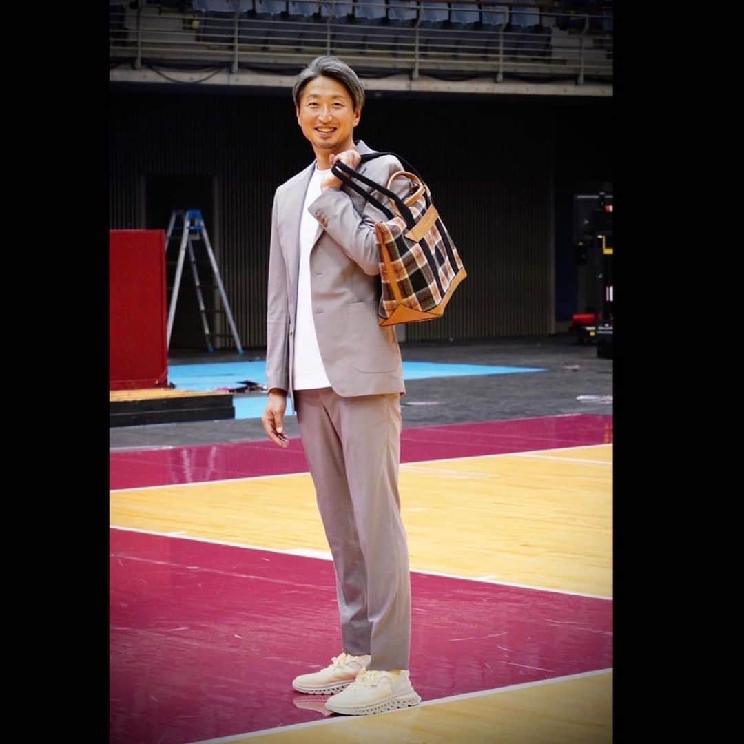 大野篤史のインスタグラム：「new suit and new shoes  @sereno_tailor_made_suit  初めてのカジュアルスーツ ストレッチもきいてて🙆‍♂️  @colehaanjapan  スーツにもしっくりくるコールハーンのスニーカー😊 履き心地も🙆‍♂️  OnとOffの顔 ちゃんと笑います😊  #colehaan  #sereno」