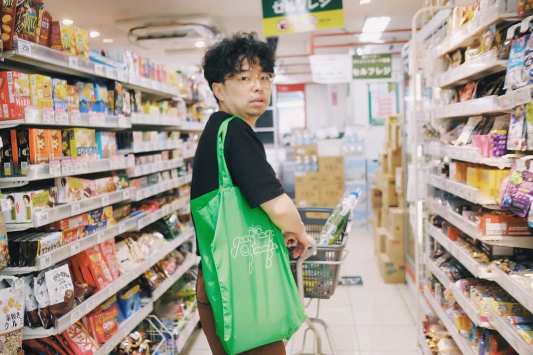 在日ファンクのインスタグラム：「明日4/25(火)開催、#在日ファンク のツーマンイベント『ダチ 2023 春』at 渋谷WWWより販売します、"ダチ" Tote Bagです。  会場でチェックしてください！  "ダチ" Tote Bag 1,500円 素材：ナイロン 100％ カラー：蛍光グリーン サイズ：横 37cm／縦 42cm／マチ 13cm／持ち手 3cmx46.5cm  bag design: @daijiro_ohara  model: @hamaken0805  photo: @i_am_agatha」