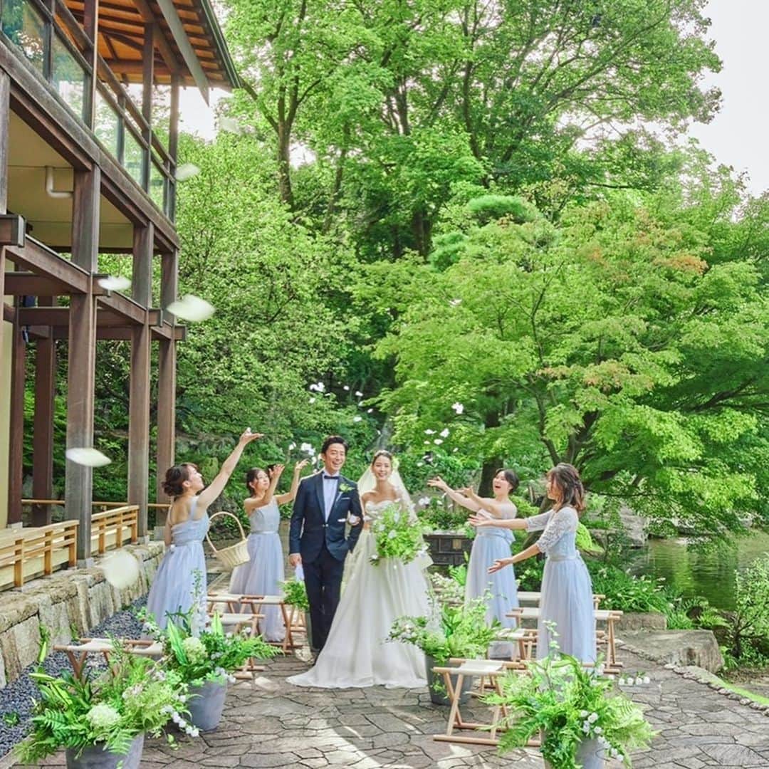 ガーデンレストラン徳川園のインスタグラム：「新緑×庭園挙式  他のお写真やウェディングレポートは 下のアカウントより⇩ ▶︎徳川園ウェディング @tokugawaen_wedding ▶︎徳川園ウェディングレポート @tokugawaen_wedding_report  #ガーデンレストラン徳川園 #名古屋花嫁 #徳川園花嫁 #徳川園花嫁レポ」