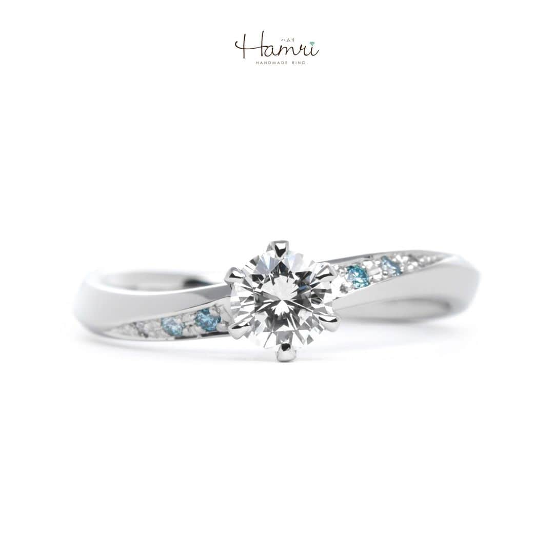 結婚指輪・婚約指輪『Hamri(ハムリ)』さんのインスタグラム写真 - (結婚指輪・婚約指輪『Hamri(ハムリ)』Instagram)「【オーダーメイド婚約指輪】 指なじみの良いウェーブの優しい形状に センターダイヤモンドの両サイドには 爽やかなアイスブルーダイヤモンドを彫り留めしております。  色の濃淡を組み合わせて水色のグラデーションがとても美しいです。 彼女様への想いを込めた素敵なデザインになりました。  ==========================  ♦︎♢指輪制作の写真や動画を無料撮影、全データプレゼント♢♦︎  DMやLINEでのご相談お待ちしております♥ ⇒@hamri_omotesando  ❁・❁・❁・❁・❁・❁・❁・❁・❁・❁・❁  ＊結婚指輪・婚約指輪セットリング5%OFF＊  @hamri_omotesando  Hamri「ハムリ」  〒150-0001 東京都渋谷区神宮前5-11-11 2F  tel 0120-121-175 hp https://hamri.jp/  open 11:00〜19:00 close 火/水　祝日営業  ❁・❁・❁・❁・❁・❁・❁・❁・❁・❁・❁  #手作り結婚指輪 #手作り婚約指輪 #婚約指輪 #マリッジリング #エンゲージリング #プレ花嫁 #Hamri #Hamri表参道 #オーダーメイドリング #ブライダルリング #ペアリング #アイスブルーダイヤモンド #プラチナリング #ピンクゴールド #シャンパンゴールド  #2023wedding #2023春婚 #2023夏婚 #プレ花嫁準備 #プレ花嫁と繋がりたい #結婚指輪探し #結婚指輪選び #結婚準備  《Hamri検索タグ》  #Hamriデザイン #Hamri指輪作り #Hamri花嫁」4月24日 17時21分 - hamri_omotesando