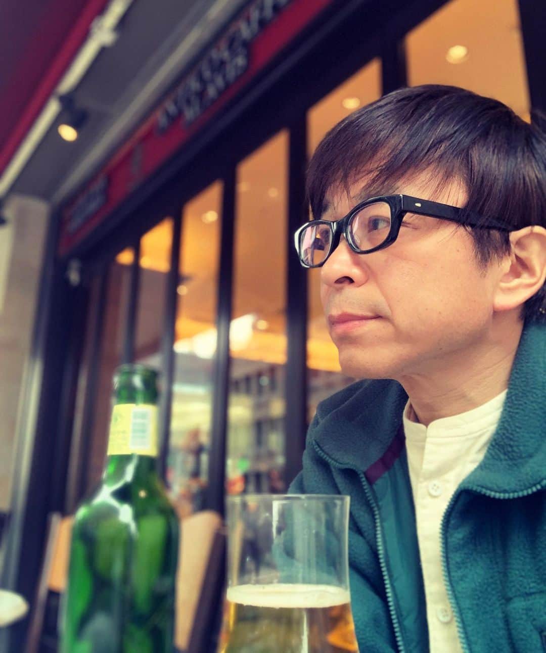 のインスタグラム：「久しぶりに午後ひまになったので、駅のカフェで道ゆく人を眺めながらビール。街のざわめきに身を沈めると心が落ち着く。みんな有難う。ほっといておいてくれて。まあ、誰も気にかけてないけど。東京は好きでも嫌いでもないが、比較的心地よい場所ではある。」