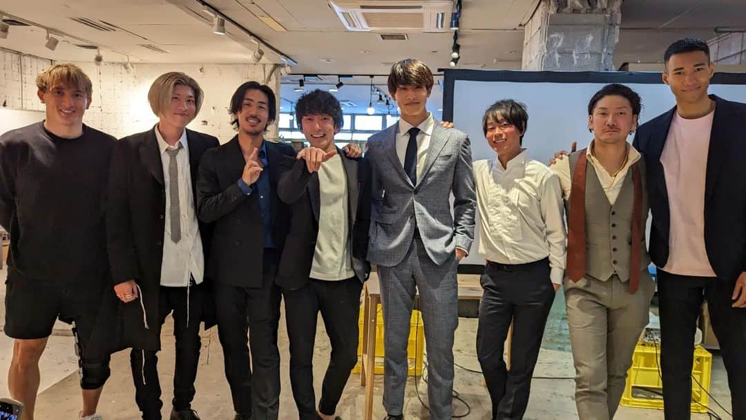 田村一将さんのインスタグラム写真 - (田村一将Instagram)「この写真めっちゃ好き。 たぶん個人的に最後となるオフ会が昨日ありました。  番組参加から一年近くたってもこんなに沢山の方とお話できるのほ本当に喜ばしいです。 最高の仲間と楽しい時間を過ごせたこと、皆さんにお会いできたこと。 間違いなく人生の宝物になります。  今後は誰かのイベントに行ったりは今まで通りします。その際お話させてください。あとLaughに来てくれる方もいらっしゃるので是非お越しいただく際は連絡ください😊  ありがとう👍  #バチェロレッテ #バチェロレッテ2」4月24日 17時23分 - tam211