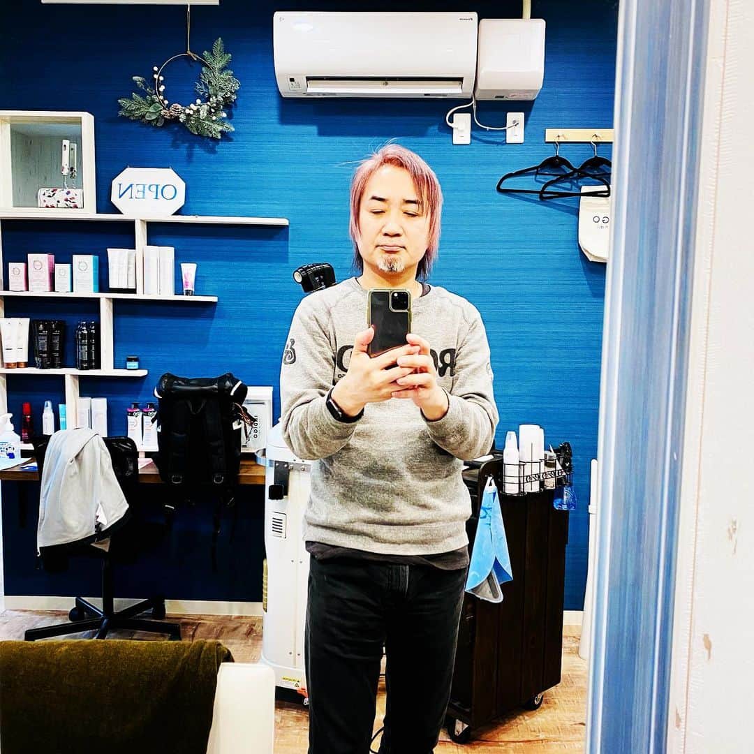 たちばな哲也のインスタグラム：「やっと髪切ったぜ！ すげー気分爽快！  実は色を染めずにシルバーにしようと一年染めずにやって来たのだが、まわりに白髪率が多すぎて逆に珍しくもなんともない事になってきたので「目指せシルバー」はやめましたww  久しぶりのカラー。 いい感じになりやした。  素敵。  hair stylist：Tomohiro Nakayama」