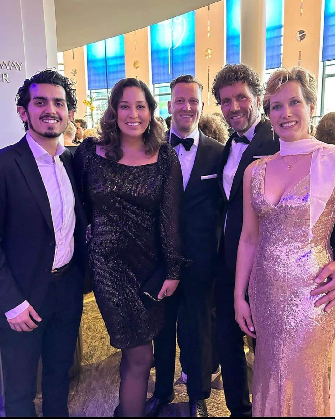 ラノミ・クロモウィジョジョのインスタグラム：「Gisteren waren we bij de wereldpremière van @aidamusicalnl . Was alweer even geleden dat ik bij een musical was geweest. Maar WOW ✨Wat een spektakel! 🤩  En zo leuk om Ferry z’n Expeditie vrienden te zien 🥂😄 @aprildarby wat ben je goed!! #nogevenoefenenmetderodeloperlook」