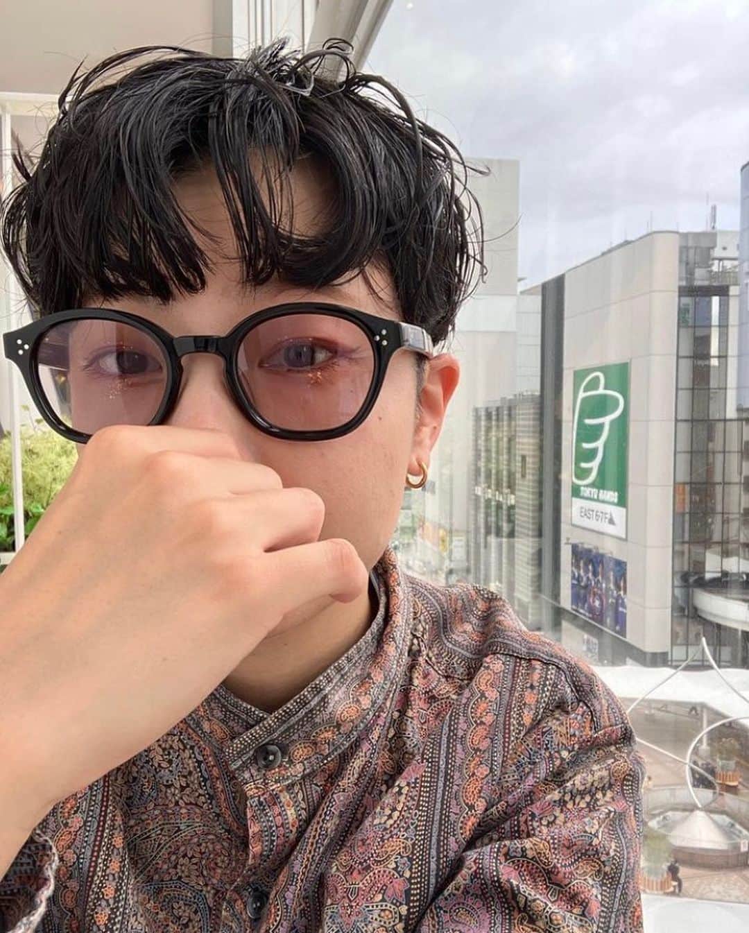 Zoff Officialのインスタグラム：「【Zoff STAFF COLLECTION】 新作のサングラスを使用したZoffスタッフのメガネコーデをご紹介！ 同じ形でも、フレームとカラーレンズの組み合わせが違うことで雰囲気ががらっと変わるのがサングラスの楽しいところです😎  ■かわもと(ひじき)  Zoff ルミネ町田店スタッフ @zoffeyewear_hijiki   👓ZF231G08_14E1 ￥8,800   ■sayaka  Zoff本社SNSスタッフ @saya___382  👓ZF231G08_20A1 ￥8,800  ■hii  Zoffゆめタウン高松店スタッフ @zoffeyewear_hii  👓ZF231G08_49E1 ￥8,800  ※すべて税込みの金額  #zoff #ゾフ #伊達メガネ #ウェリントン #サングラス #サングラス女子 #zoffスタッフポスト #カラーレンズ」