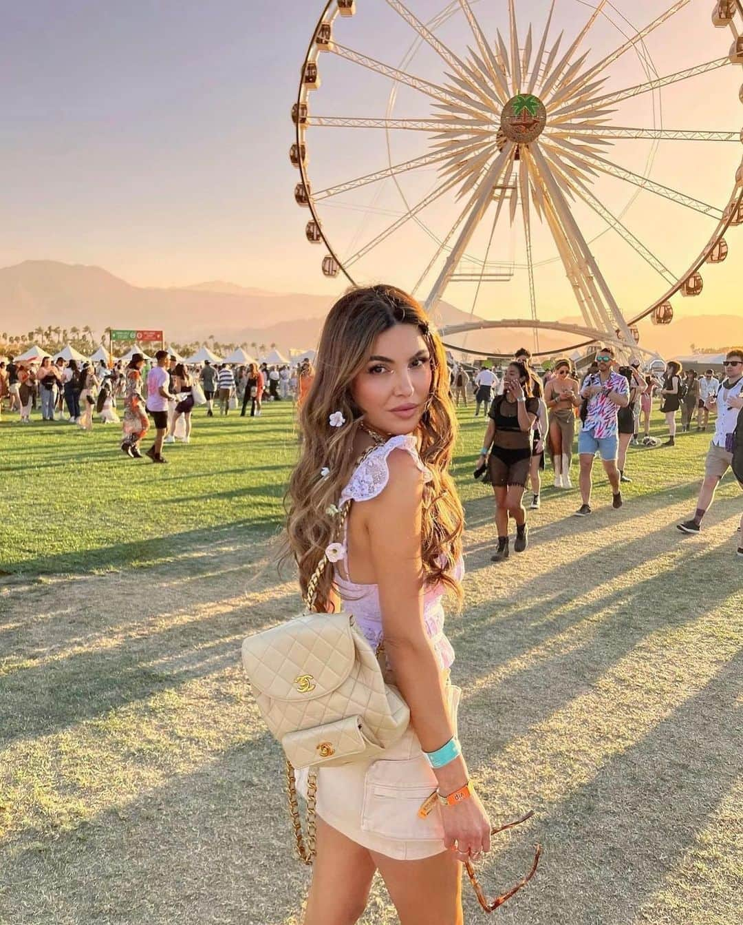 ghd hairさんのインスタグラム写真 - (ghd hairInstagram)「Coachella might be over but we are not over these festival inspired hair looks🎪✨🪩 Which hair look would you try out for this festival season?! 🎡🌈   #coachellahair2023 #coachella #coachella2023 #festivalhair #festivalhairinspo」4月24日 17時27分 - ghdhair