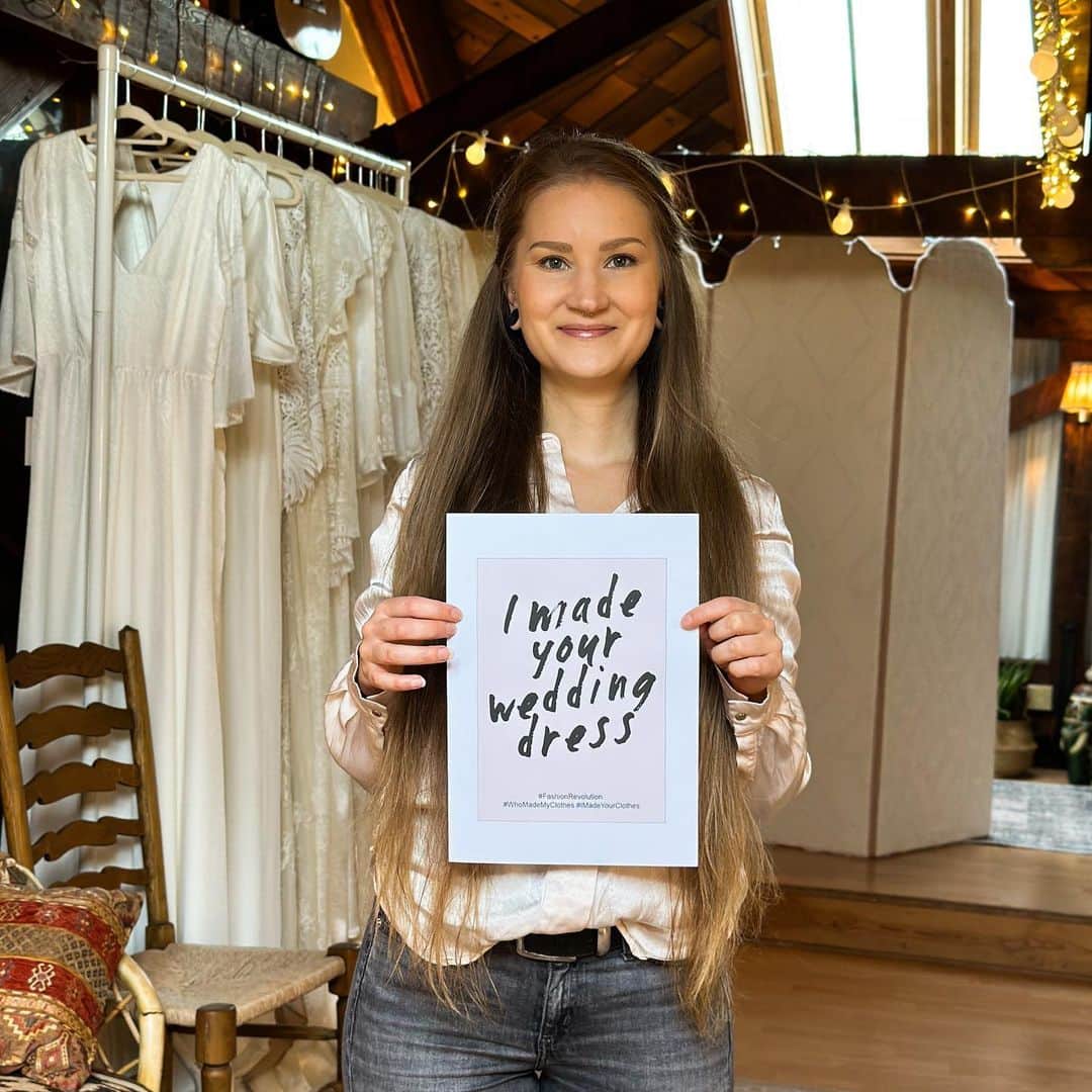 ミナのインスタグラム：「It’s the time of the year again when we, the sustainable fashion brands, draw attention to the problems in the fashion industry on the anniversary of the Rana Plaza tragedy and time for you guys to ask “Who made my wedding dress?”  Who made your Indiebride dress? That would be Miina 😄  #FashionRevolution #FashionRevolutionWeek #WhoMadeMyClothes #IMadeYourClothes #IMadeYourWeddingDress」