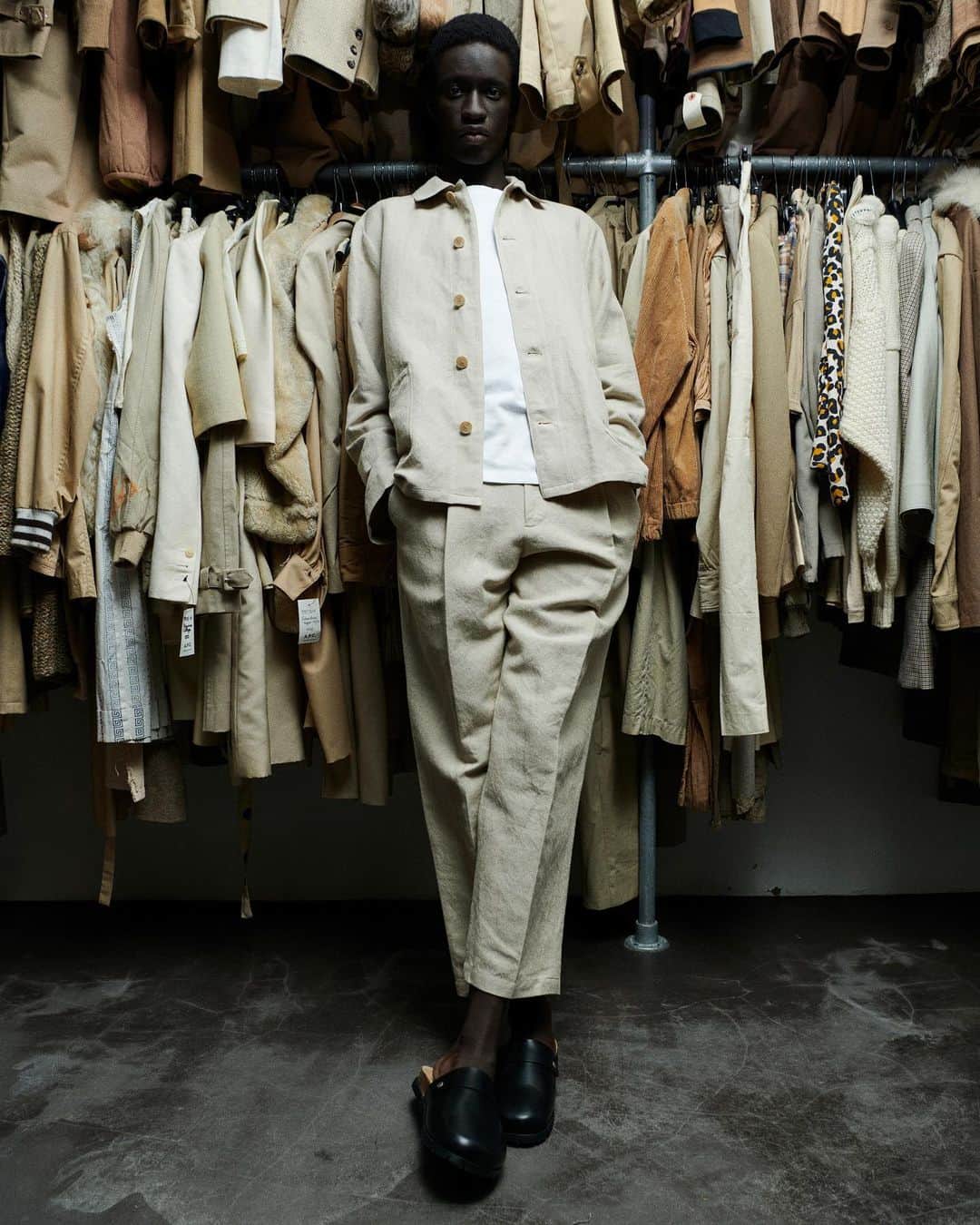 アーペーセーのインスタグラム：「Spring sets.   Meet our Renato trousers and Kerlouan jacket in crisp cotton linen.   #APCParis」