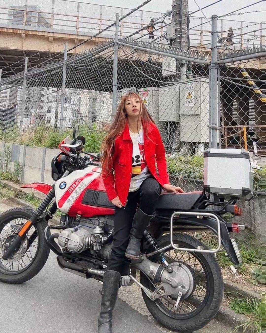 Garu chan（ガルちゃん）さんのインスタグラム写真 - (Garu chan（ガルちゃん）Instagram)「久々の外出🏍 Thank you DIESEL♡ * グレンマーティンスが、デザイナーとなったディーゼルの商品は全部かっこいいよね🕶✨ * 30分だけエンジンかけてあげた。 * さて引きこもりますw お家大好き…♡ * #r100gs #bmw #r100gsdakar  #bmwbikes  #アドベンチャーバイク #gs1200bmw #gs1150  #r1200gsadventure PR @rup_bm_xkc #kprovo #tシャツコーデ #tdiegie #メンズtシャツ #メンズファッション #春夏アイテム #カジュアルファッション」4月24日 17時30分 - garuchan01