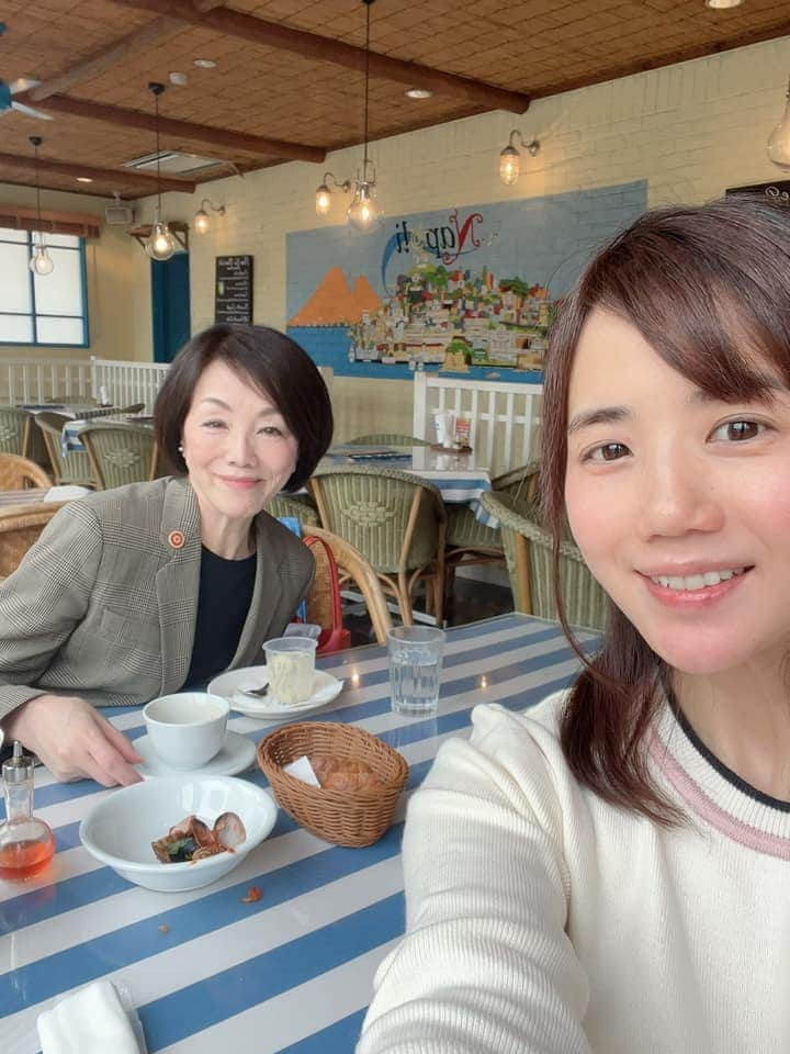 辻香織のインスタグラム：「大好きな四角佳子さんと...フフフ。 楽しい打ち合わせランチ🍽しました☺️✨  秋頃のツアーが今から楽しみです！  #辻香織  #四角佳子  #ランチ #打ち合わせ」