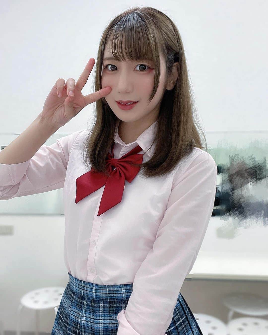 美羽えりのインスタグラム：「制服を着ると恥ずかしいけどルンルンしちゃう自分がいます🤭♡⃛ . #制服  #コスプレ  #cosplay #JK」