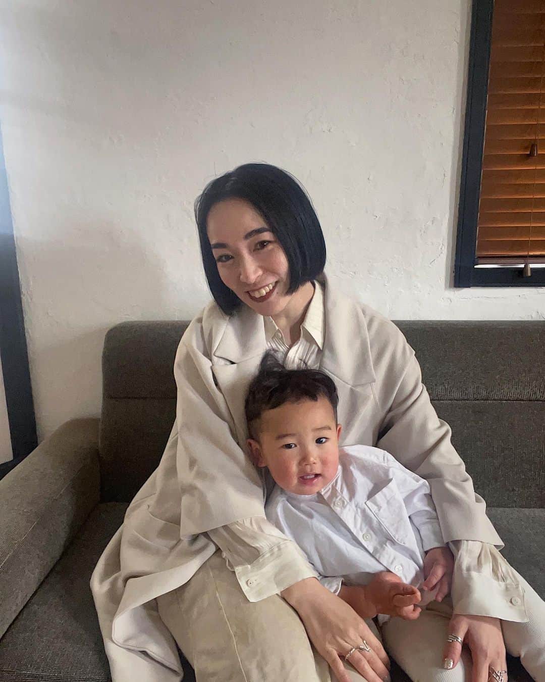 佐々木香奈のインスタグラム：「この度第二子を授かり 夏に家族が増える予定です🕊 早いもんで気づけば お腹も大きくなってきたので ご報告させてください！  悩みなさそうと よく言われる私ですが (実際あんまないけど) ソウマの時は実は 不妊治療の末、 やっと授かれた子でした🥚 ソウマを出産した後には 流産も経験して 何事にも 「自分のやる気次第でどうにでも出来る！」 と気持ちで生きてきた私にとって 妊娠という神秘は 自分のやる気とか努力、 気持ちだけじゃ どうにもならない事を痛感しました。 だからこそ自分の身体に 命が宿る事も育む事も本当に奇跡で、 すごい事なんだなぁ〜と改めて感じたし 今となっては色々大切な事に気づけて 良い経験だったと思います！  そして今回は自分でもビックリしたけど 奇跡的に自然妊娠できて ここまで順調に育ってくれています！ (このまま無事に 生まれてきてくれますように〜祈るのみ 頼むよベビさん🤝)  サロンでの営業に関しては 7月16日までで そこから産休を頂きます。 復帰時期は、決まり次第 またInstagramとホットペッパーにて ご報告させて頂きますね！ サロン復帰して一年がたった今日、 時短営業にも関わらず 前と変わらず足を運んでくれるお客様、 いつもサポートしてくれるスタッフのみんなには 感謝の気持ちしかありません！ 本当にありがとうございます！  必ずまた復帰するので これからも変わらず ずーーっとよろしくお願いします🥹🤝  追伸 前回16キロ太ったから 今回はセーブ頑張らんとーーー🐖」
